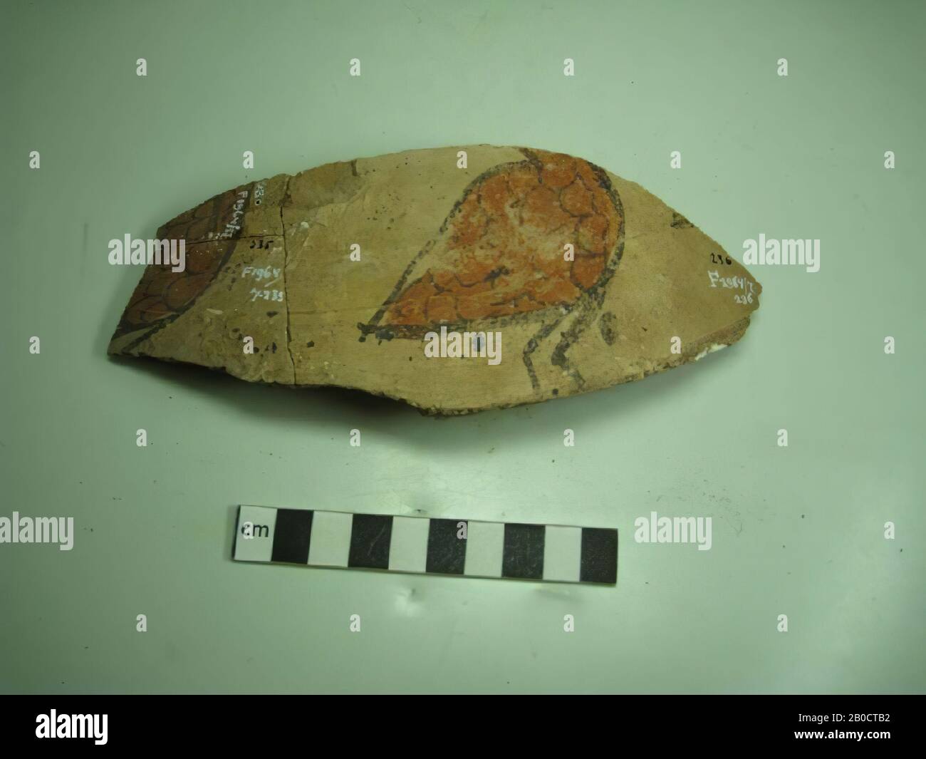 Shard, beige, uccello, 2 pezzi, 4 sfere collegate in marrone nero, sfondo marrone chiaro, bardo, terracotta, 4 x 8.3, periodo Meroitische, 2nd-4th secolo d.C., Egitto Foto Stock