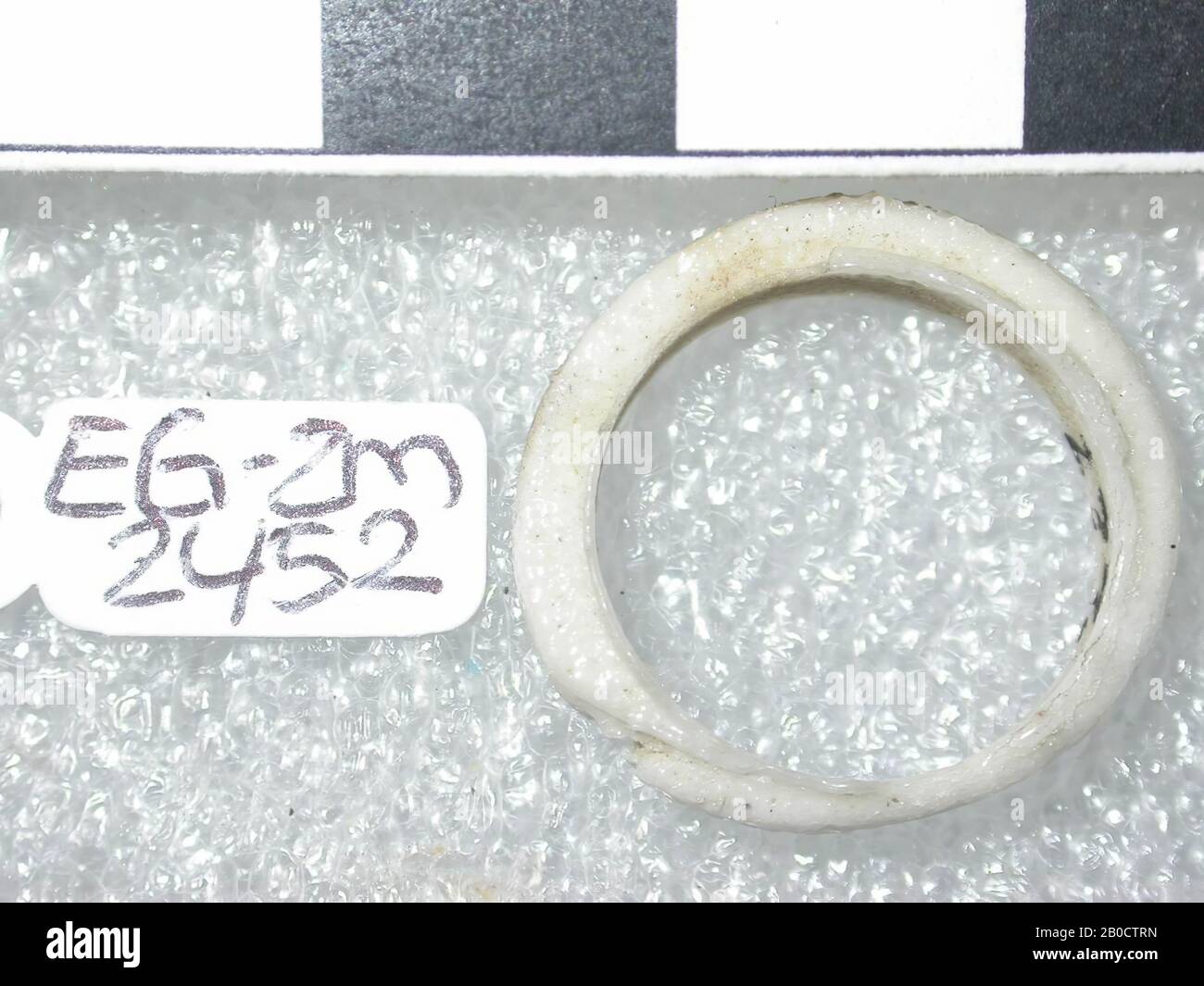 Anello, non decorato, anello, faience (bianco), Egitto Foto Stock