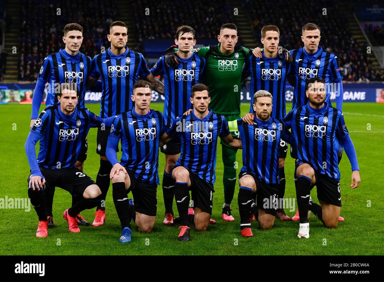 Milano, Italia - 19 febbraio, 2020: I giocatori di Atalanta BC posano per  una foto di squadra prima del round di 16 partite di calcio della UEFA  Champions League tra Atalanta BC