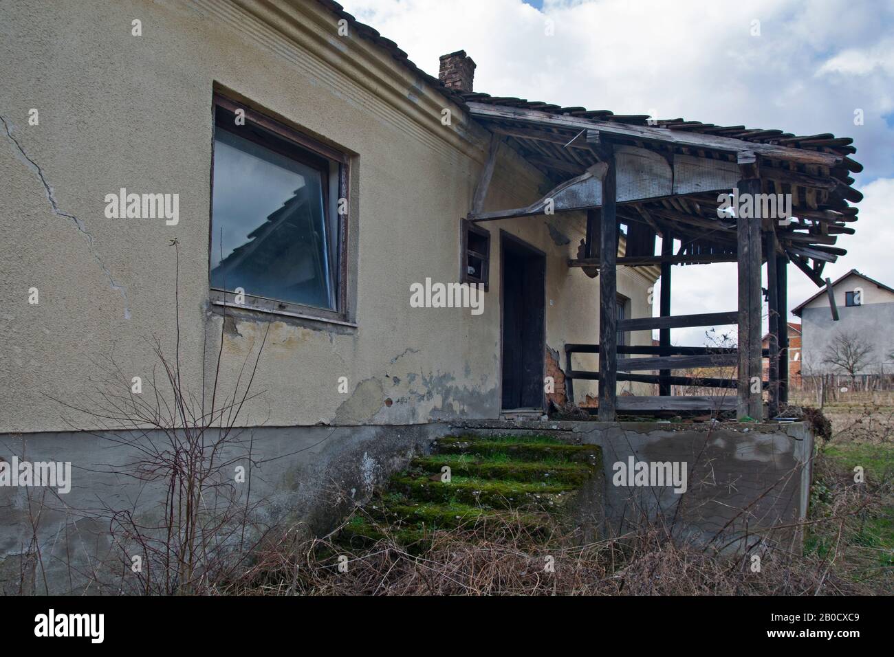 Una rovina vecchia casa in rovina che è collassata. Foto Stock