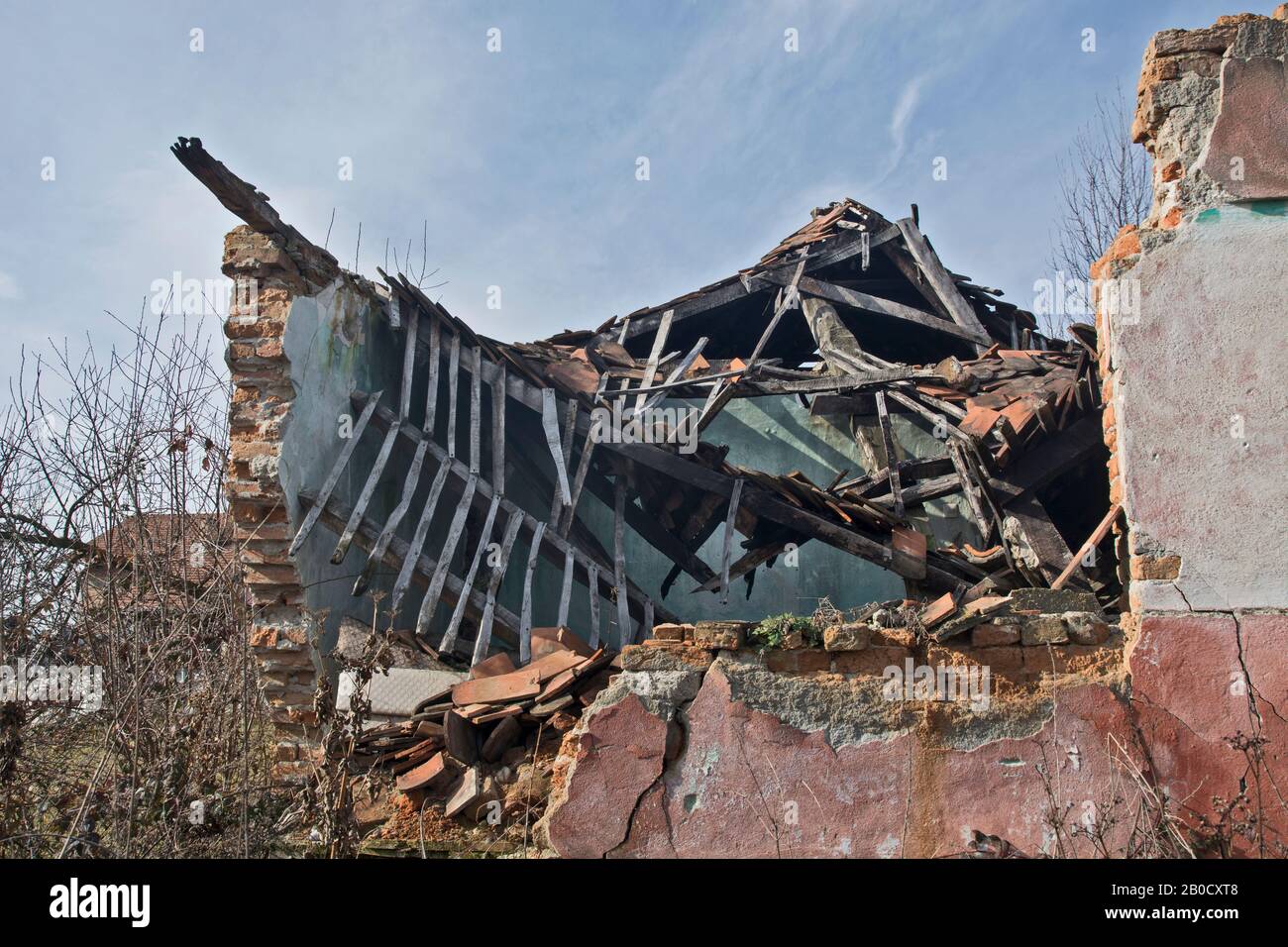 Una rovina vecchia casa in rovina che è collassata. Foto Stock