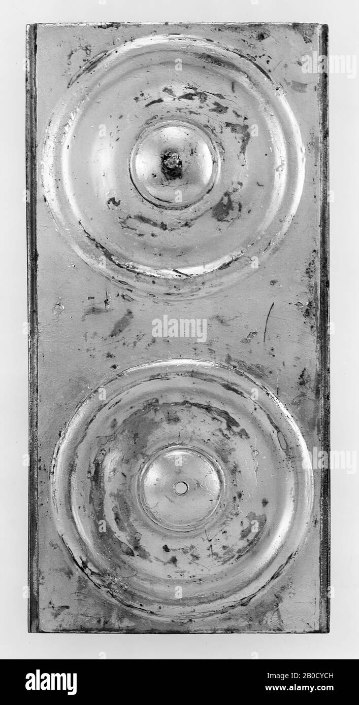 Immagine di bronzo argentato (parte della copertura a sella di un'attrezzatura a cavallo), in cui sono stati espulsi due ornamenti circolari (ciascuno costituito da: un bottone, circondato da un campo centrale convesso, poi un anello concavo con una cresta in esso, seguito da un anello largo, prima convesso, poi concavo, chiuso da un bordo convesso). Una scanalatura corre lungo la parte inferiore e superiore della piastra. Sul retro sono presenti 6 aste, rivettate sulla piastra. Il bottone, falera (appendice), metallo, bronzo (argentato), 12,45 x 6,2 cm, romano 1-100, i Paesi Bassi, Gelderland, Renkum, Doorwerth, Rijn, manca in una delle circolari Foto Stock