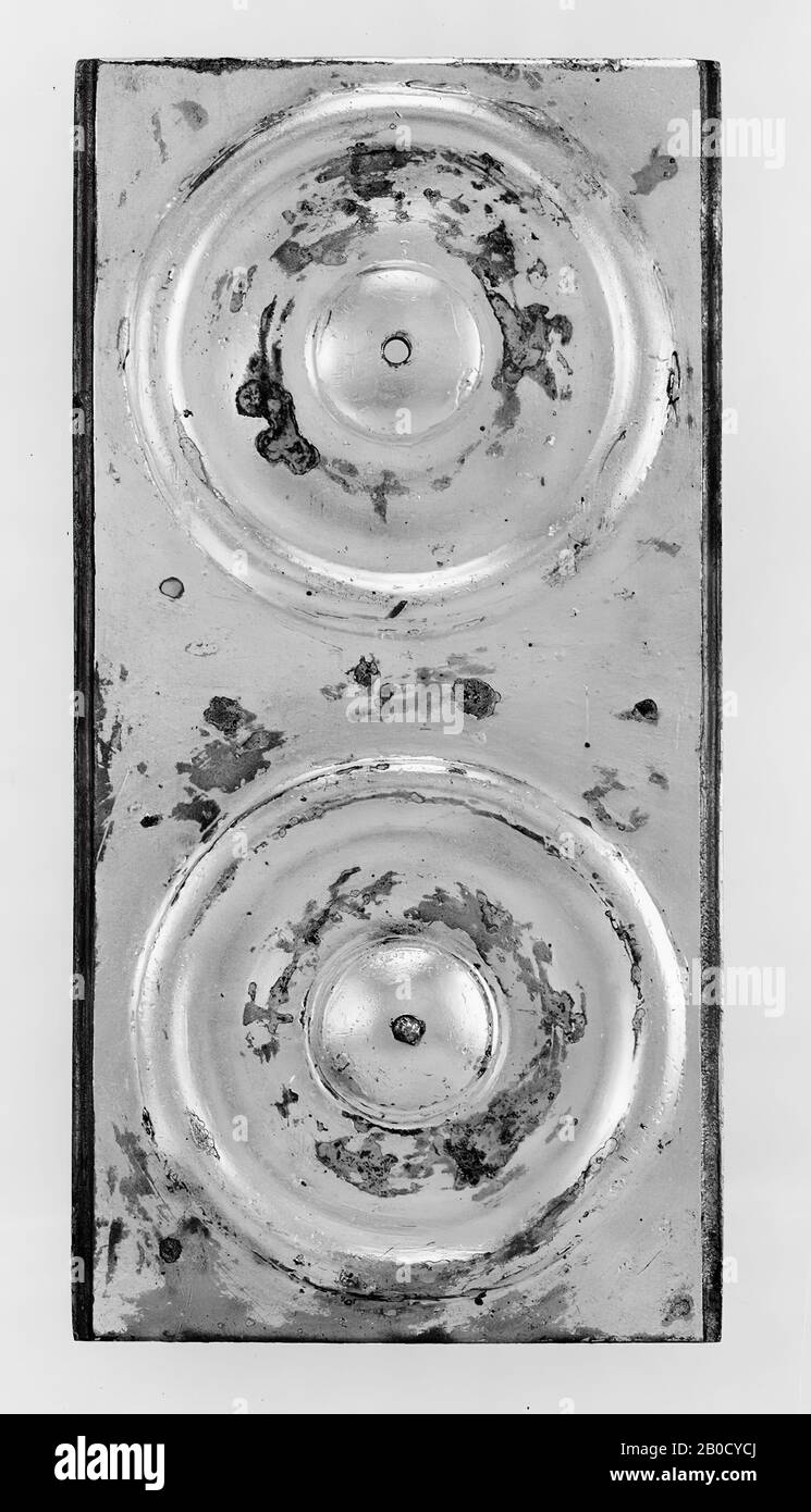Piastra di bronzo argentato (parte della copertura a sella di un'attrezzatura a cavallo), in cui sono stati cacciati due ornamenti circolari (ciascuno costituito da: un bottone, circondato da un campo centrale convesso, poi un anello concavo con una cresta in esso, seguito da un anello largo, prima convesso, poi concavo, chiuso da un bordo convesso). Una scanalatura corre lungo la parte inferiore e superiore della piastra. Sul retro sono presenti 6 aste, rivettate sulla piastra. Il bottone manca in uno degli ornamenti circolari, falera (appendice), metallo, bronzo (argentato), 12,5 x 6,3 cm, romano 1-100, i Paesi Bassi, Gelderland, Renkum, Doorwerth, Rijn Foto Stock