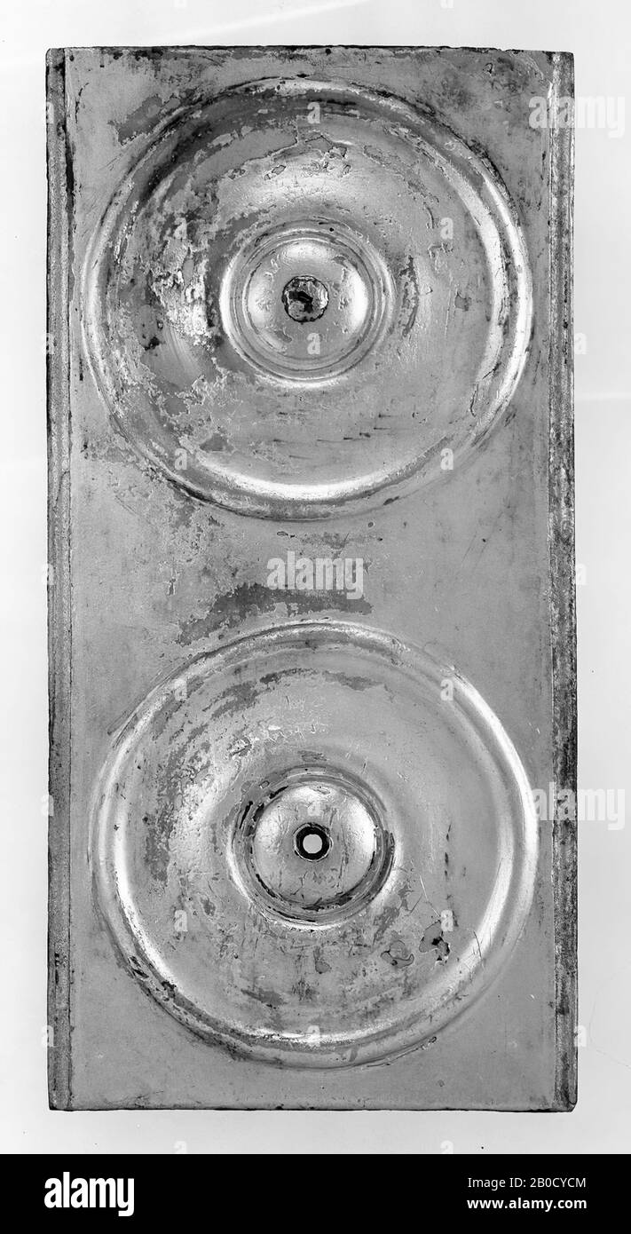 Piastra di bronzo argentato (parte della copertura a sella di un'attrezzatura a cavallo), in cui sono stati cacciati due ornamenti circolari (ciascuno costituito da: un bottone, attorno ad esso un campo centrale convesso, poi un anello concavo con una cresta in esso, seguito da un anello largo, prima convesso, poi concavo, chiuso da un bordo convesso). Una scanalatura corre lungo la parte inferiore e superiore della piastra. Sul retro sono presenti 6 aste, rivettate sulla piastra. In questo esempio è disposto, trasversalmente, teso su 2 aste, una striscia di bronzo (con estremità arrotondate) che è piegata convessa, sopra le 2 aste intermedie. Inoltre, uno degli ornamenti circolari Foto Stock