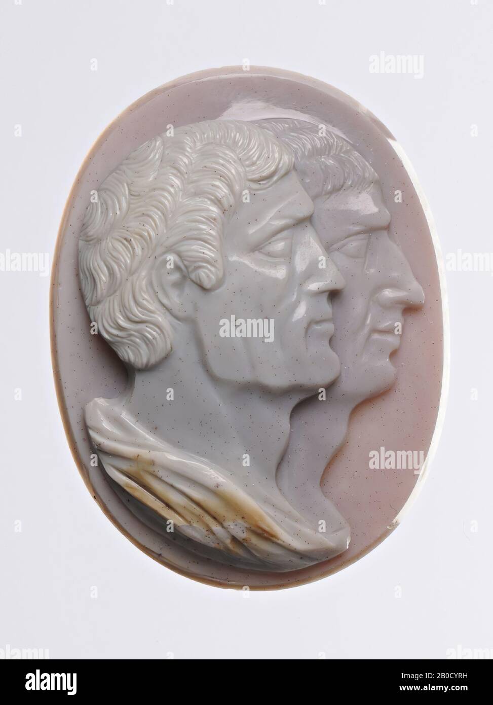 VZ: Busto di 2 uomini e profilo a destra, sovrapposti, entrambi con capelli in serrature corte, tratti facciali vissuti, drappeggi su spalla sembra avvolgere entrambi, cameo, agate, colore: Blu-grigio con macchia marrone, Forma: Ovale, in piedi, Lavorazione:, Metodo: 43 x 33 mm, D.8 mm, wt. 13,25 gr., 16th Foto Stock