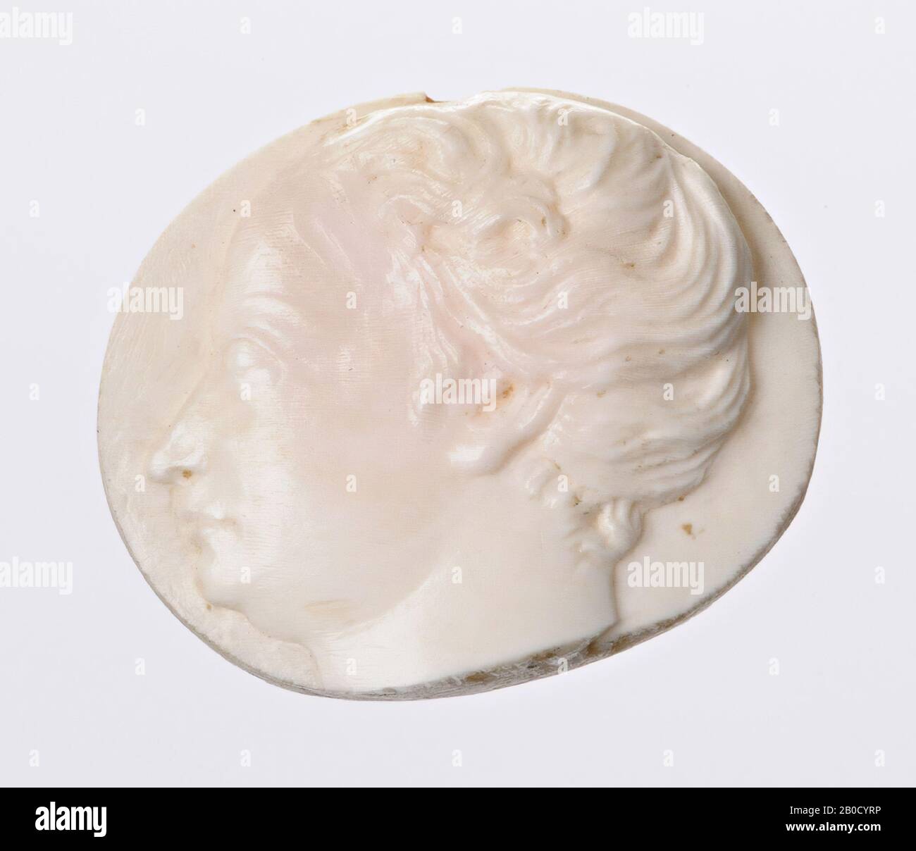 VZ: Testa di donna e profilo a sinistra, capelli messi in su, cameo, agato, colore: Bianco con macchia rosa, Forma: Ovale, sdraiata, irregolare, Lavorazione:, Stile: 20 x 23 mm, D. 4 mm, peso. 3,04 gr., 18th sec., 1730 (?) 1700-1800 Foto Stock