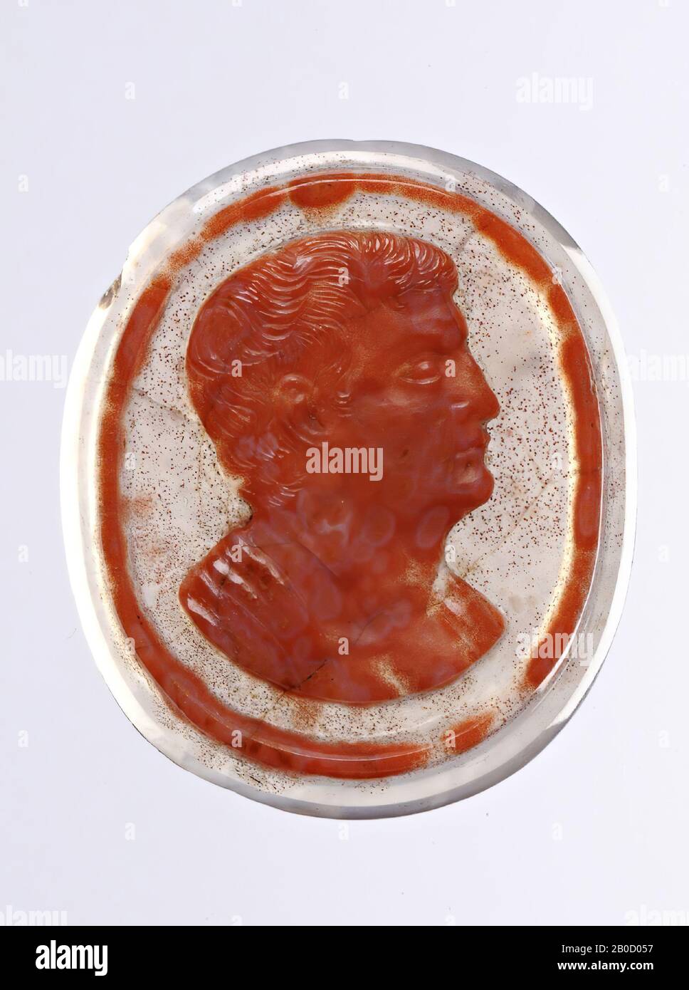 VZ: Busto di un uomo (romano) e profilo a destra, capelli in serrature corte, parte mantello visibile, frangia rilievo, cameo, agate, 2 strati, colore: Rosso Foto Stock