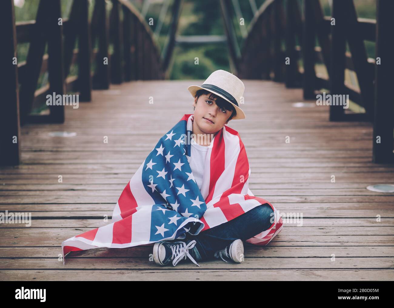 Bambino con la bandiera degli Stati Uniti all'aperto Foto Stock