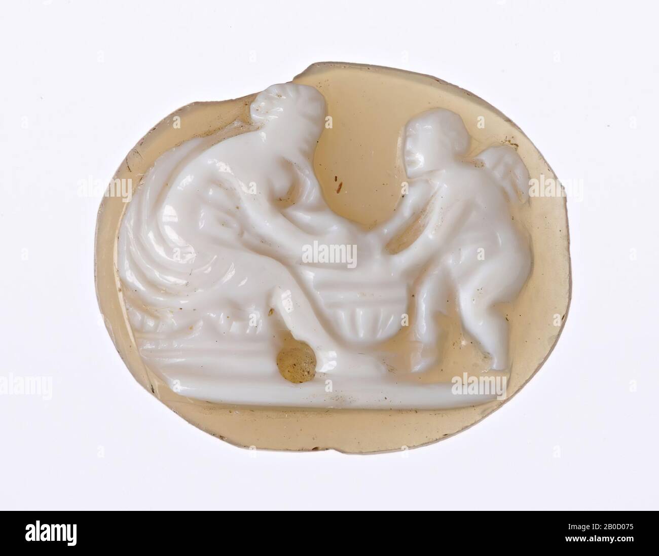 VZ: Donna seduta a destra, si appoggia con le mani sul vaso, sull'altro lato del vaso è Cupido, al basale, cameo, sardonice, 2 strati, colore: Bianco Foto Stock