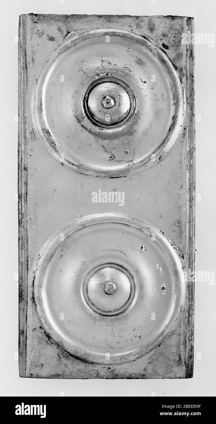 Piastra di bronzo argentato (parte della copertura a sella di un'attrezzatura a cavallo), in cui sono stati cacciati due ornamenti circolari (ciascuno costituito da: un bottone, circondato da un campo centrale convesso, poi un anello concavo con una cresta in esso, seguito da un anello largo, prima convesso, poi concavo, chiuso da un bordo convesso). Una scanalatura corre lungo la parte inferiore e superiore della piastra. Sul retro ci sono 6 aste, rivettate sulla piastra., Phalera (appendice), metallo, bronzo (argentato), 12,7 x 6,15 cm, romano 1-100, i Paesi Bassi, Gelderland, Renkum, Doorwerth, Rijn Foto Stock