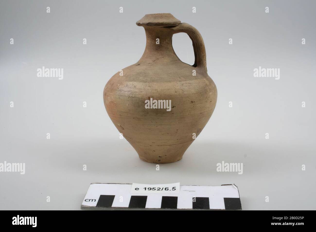 Una piccola brocca monopezzo in terra pipa giallastra, con bordo smussato a forma di tetto., brocca, terracotta, h: 13 cm, diam: 10,3 cm, Roman 4th Century ad, Olanda, Gelderland, Nijmegen, Nijmegen Foto Stock