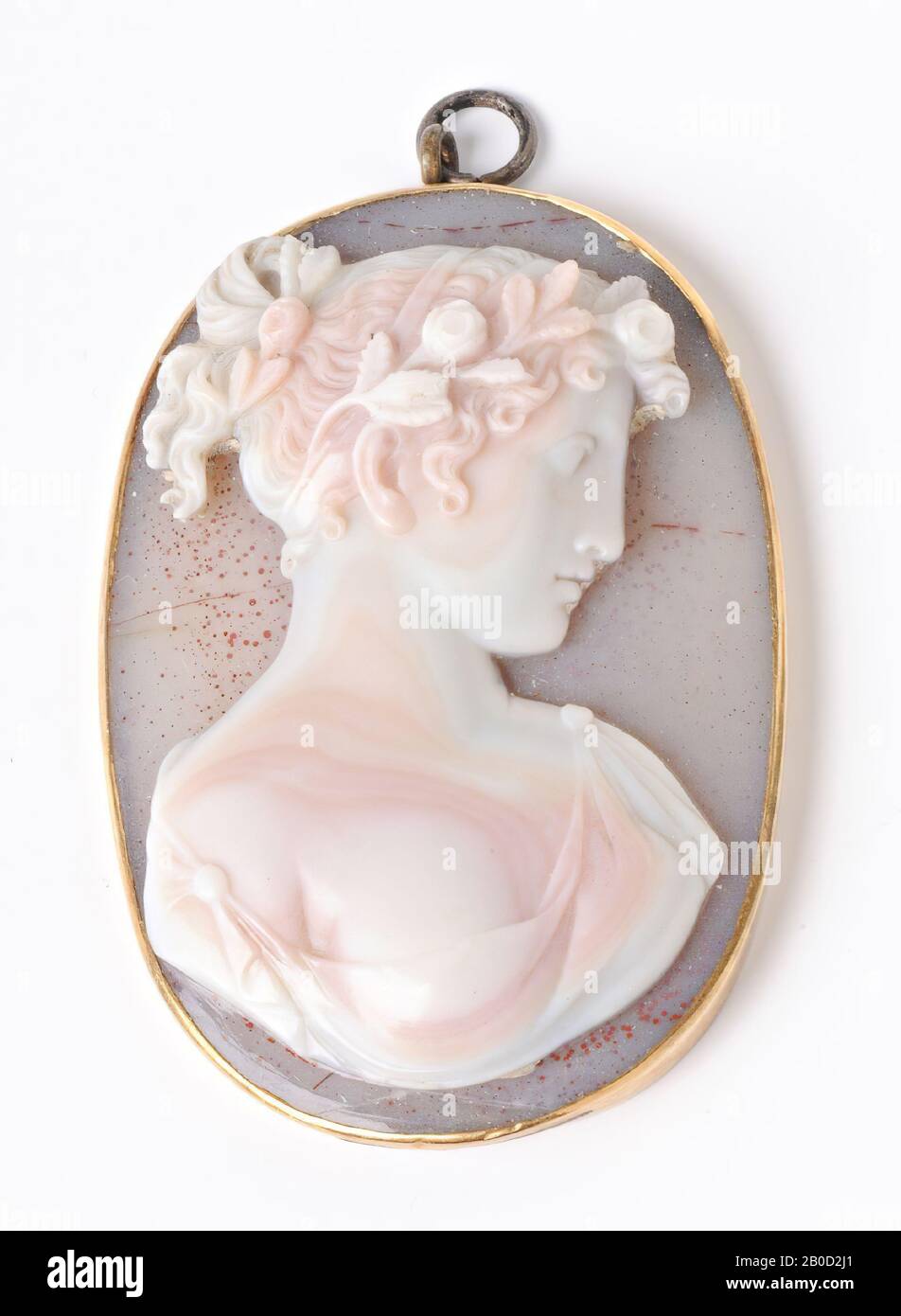 VZ: La donna indossa un pepum che scivola leggermente lontano dalla sua spalla destra, ha un collo lungo e i suoi capelli sono sollevati in una coda sul retro con un nastro di rosa intorno ai capelli, due nastri e un rosario, Le foglie delle rose ricordano la rosa di Natale spesso associata a maenadi., cameo, agate (?), 4 strati, colore: Bianco porpora Foto Stock