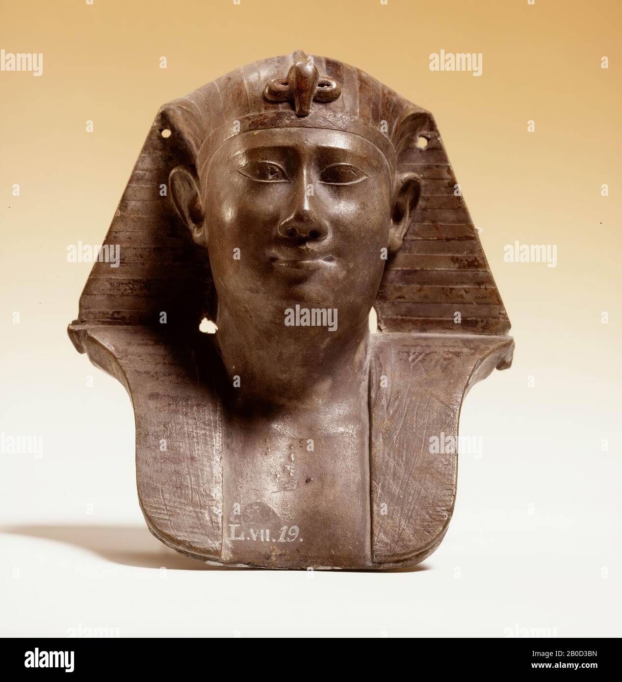 Busto re, artigli, diadem, uraeus, scultore modello, calcare, 12 cm, Tardo Periodo, Saitian Periodo 664-525 a.C., EgyptDescription della collezione egiziana, XII, 6, Pl.II, H.D. Schneider, Life And Death (Perth 1997) No. 104 Foto Stock