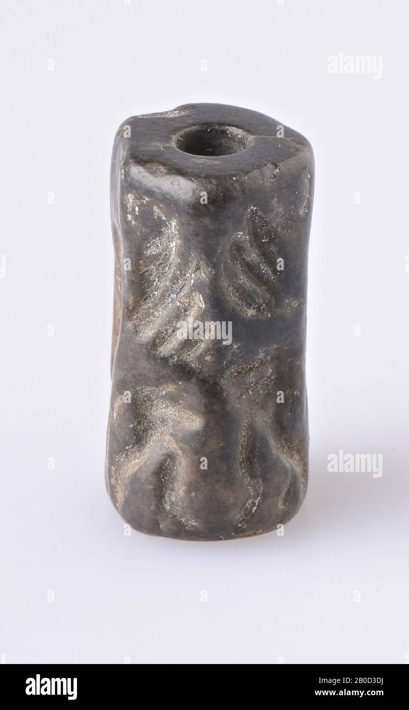 VZ: 2 leoni intersecanti, eroe tra 2 gazzelle, guarnizione a serpentina, serpentina, colore: Nero, Forma: Cilindro, Lavorazione:, Metodo di fabbricazione:, L. 19.5 mm, Diam. 11 mm, proto-dinastico II Foto Stock