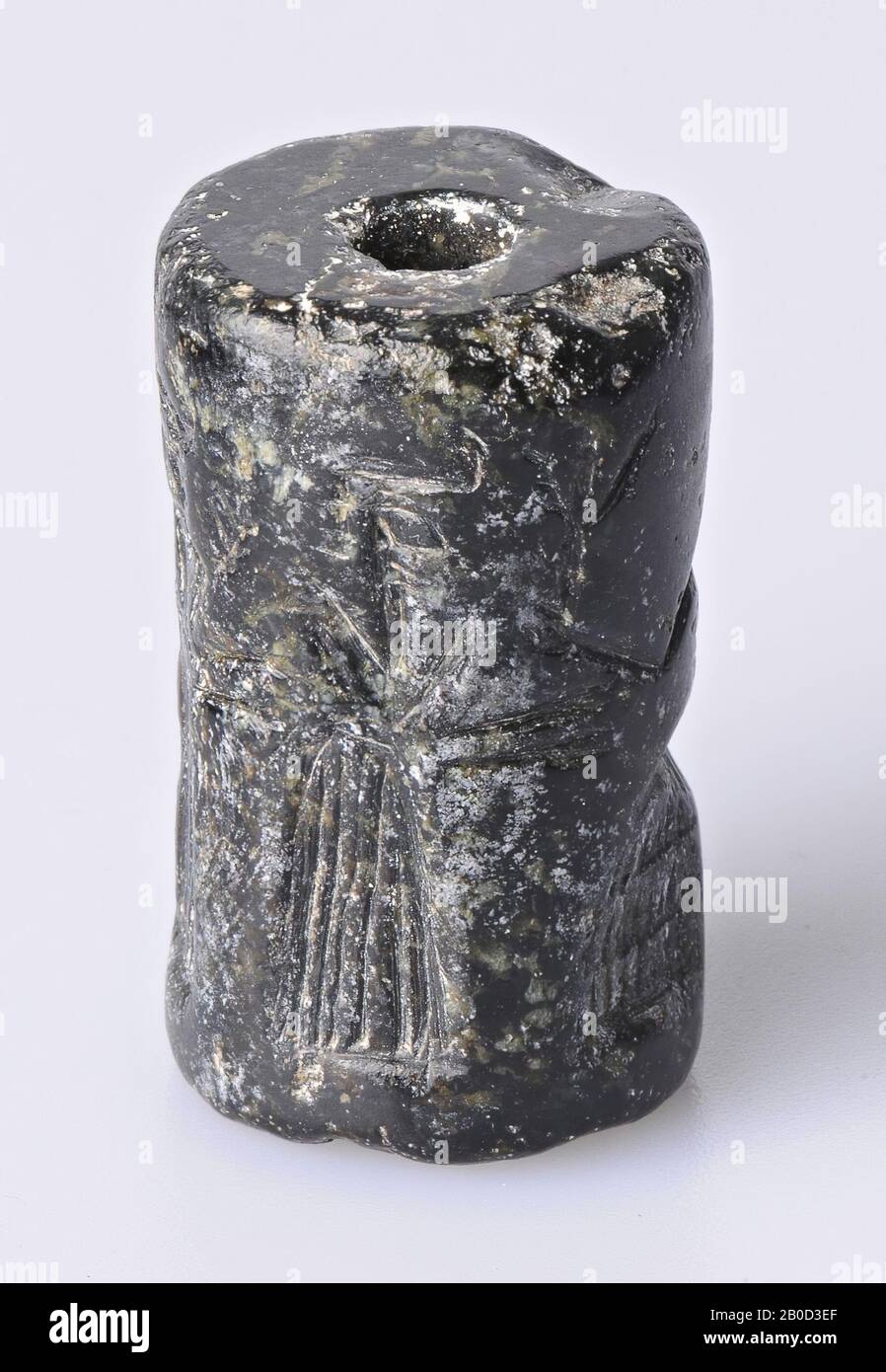 VZ: dio seduto con rami e tre seguaci, tenuta a serpentina, serpentina, colore: Nero, Forma: Cilindro, Lavorazione:, Metodo: L. 31 mm, diam. 18 mm Foto Stock