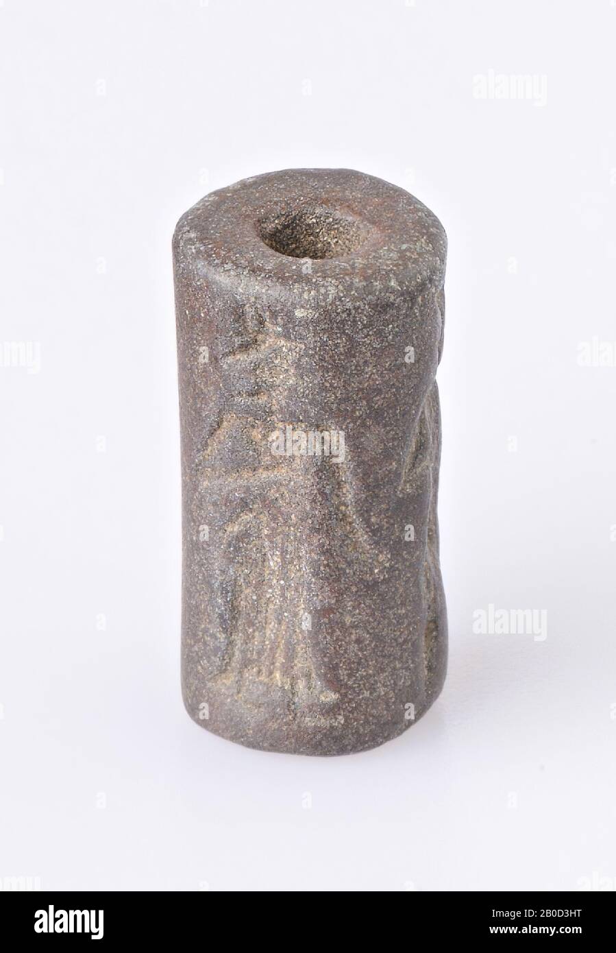 VZ: Dio con club e seguace, dea, luogo vuoto per iscrizione, roll foca, ferro contenente selce, colore: Marrone scuro, Forma: Cilindro, Lavorazione:, Metodo: L. 17 mm, diam. 8,5 mm, 1st Dynasty Babylon Foto Stock