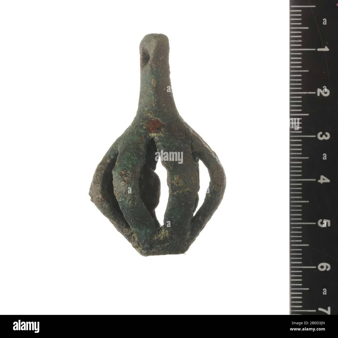 La bolla ha un corpo sferico con uno stelo in alto attraverso il quale è presente un foro. Il corpo è tagliato aperto in barre e la parte inferiore di dove le barre si incontrano è un foro. In questo corpo c'è una pietra che si prende cura del suono. La campana è interamente ricoperta da uno spesso strato di corrosione verde. Secondo la documentazione fornita da mr. Bakker è l'origine Iran (Luristan). Nel 1931 Godard questi tipi di campane sono descritti e datati nel 2nd millennio a.C., ornamento, metallo, bronzo, L 5 cm, D 3.1 cm, età del bronzo, età del ferro i 2000-1000 a.C. Foto Stock