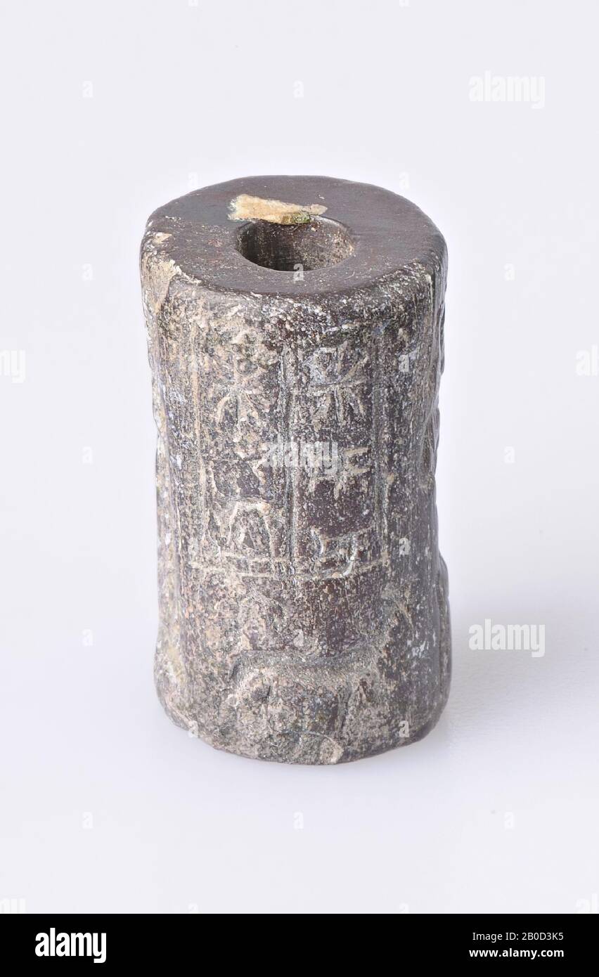 VZ: dio seduto con pane e anello, dea che conduce seguace, giacente sciacalli e luna, cane e iscrizione, coil Seal, ematite, colore: Nero-grigio, Forma: Cilindro, Lavorazione:, Metodo: L. 20 mm , Diam. 11,5 mm, 1st dinastia Babilonia Foto Stock