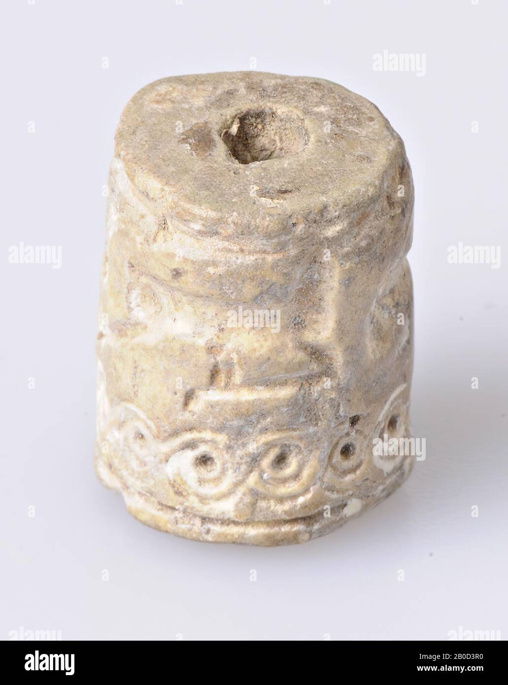 VZ: Animale corrente a destra, mentire personage, banda decorativa con occhielli, coil Seal, pietra, colore: Bianco grigio, Forma: Cilindro, Lavorazione:, Metodo: L. 14 mm, diam. 11 mm, ca. 1500 A.C. Foto Stock