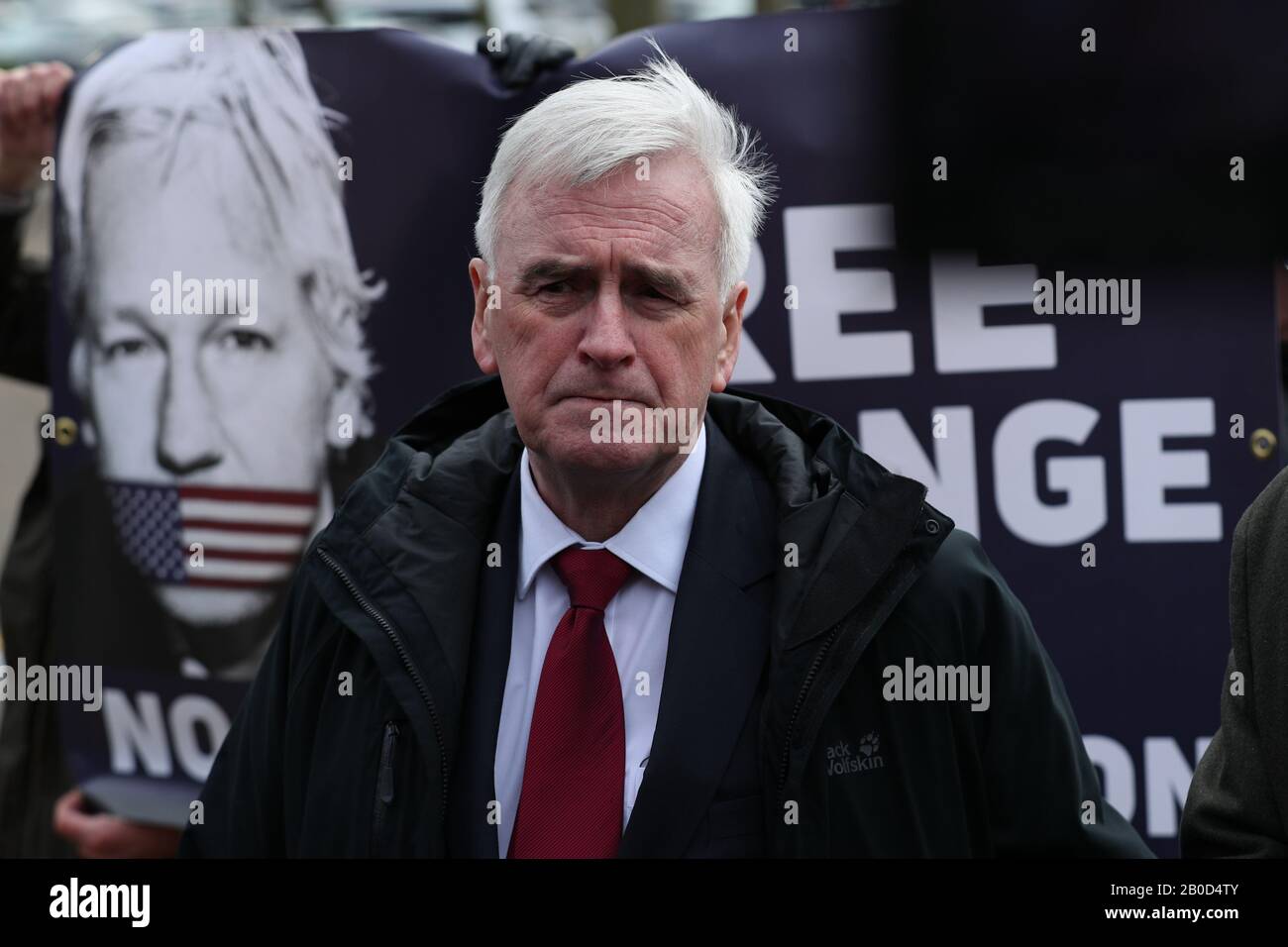 Il Cancelliere ombra John McDonnelll, al di fuori di HMP Belmarsh a Londra, dove è il fondatore di Wikileaks, Julian Assange, davanti alla sua battaglia di corte contro l'estradizione verso gli Stati Uniti che dovrebbe aprirsi lunedì. Foto Stock