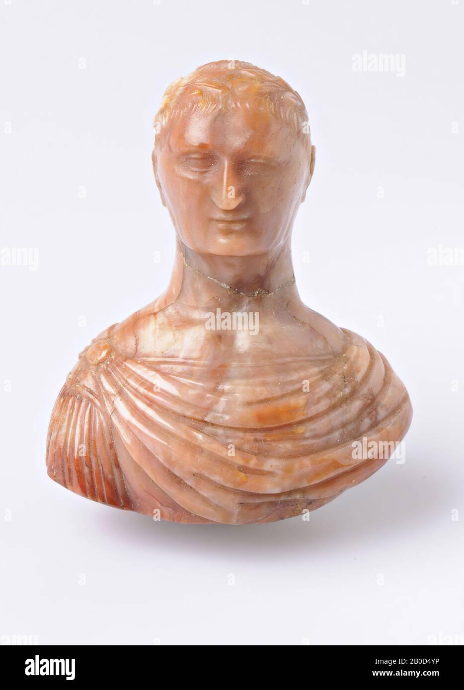 Uomo con spalle molto rotonde in abito romano con corona di alloro, busto decorativo, pietra, colore: Rosso rosa, Forma: Busto, Lavorato: Foro sul fondo per il fissaggio, Metodo: 55 x 61 mm, 16th Foto Stock