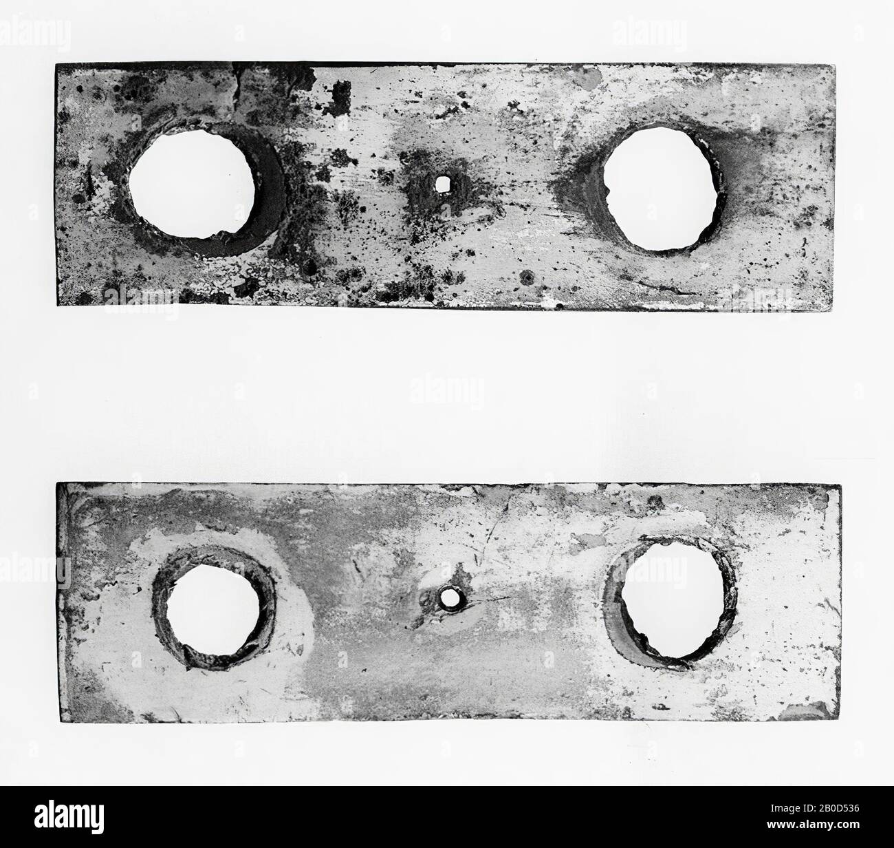 Immagine stretta di bronzo argentato con un foro a perno al centro. Su entrambi i lati ci sono 2 fori più o meno rotondi, che sono stati originariamente coperti da dischi profilati (campo centrale concavo, intorno al quale una scanalatura seguita da un bordo convesso), che nella parte posteriore si è sfociata in un perno che era fissato ad una piastra doppia piegata. Bronzo (più largo del foro), che è stato piegato sulla piega per formare una cerniera (una tacca è stata anche fatta al centro per questo scopo). Nota: I dischi e le piastre di accompagnamento sono mancanti., Phalera (appendice), metallo, bronzo (argentato), 2,65 x 8,4 cm, romano 1-100, Il Foto Stock