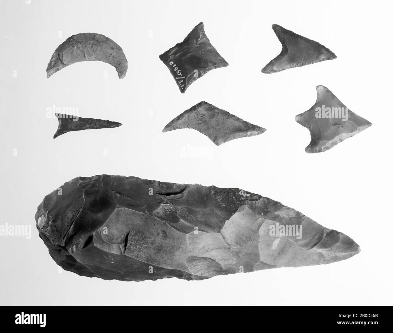 Collezione di falsiificazioni di selce di manufatti, 17 copie grandi, lucidate con lucidascarpe, 100 piccoli manufatti., falsi manufatti, pietra, selce, c. 1939, Paesi Bassi, Gelderland Foto Stock