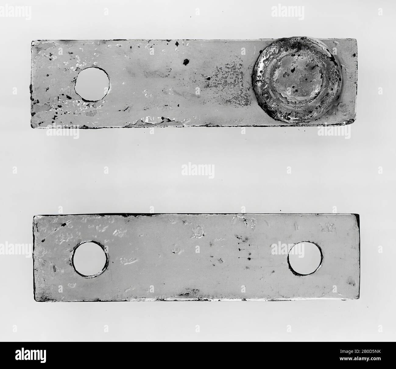 Immagine stretta di bronzo argentato con un foro a perno al centro. Su entrambi i lati ci sono 2 fori più o meno rotondi, che sono stati originariamente coperti da dischi profilati (campo centrale concavo, intorno al quale una scanalatura seguita da un bordo convesso), che nella parte posteriore si è sfociata in un perno che era fissato ad una piastra doppia piegata. Bronzo (più largo del foro), che è stato piegato sulla piega per formare una cerniera (una tacca è stata anche fatta al centro per questo scopo). Nota: I dischi profilati sono mancanti. C'è un bastone su ciascuno dei 4 angoli. 2 barre hanno gli anelli corrispondenti., Phalera (appendice), metallo Foto Stock