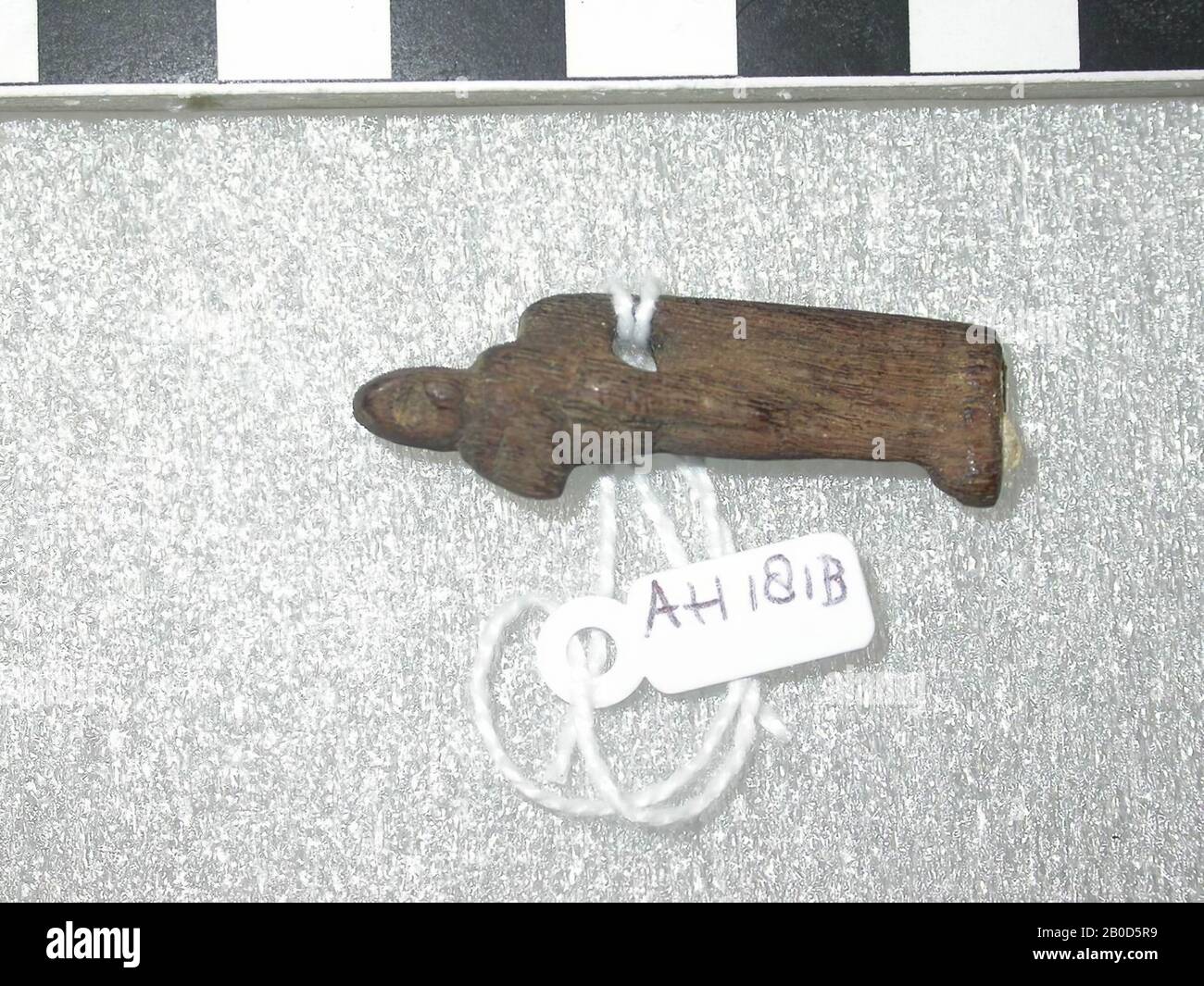 Statua, dea, Hathor, in piedi, amuleto, dea, legno, 3,8 cm, Egitto Foto Stock