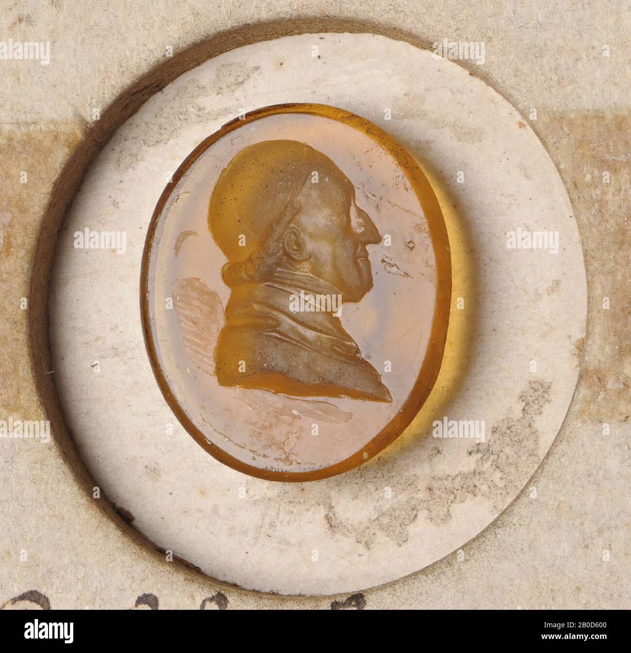 l'uomo indossa abiti che raggiungono il mento, ha un cappuccio (copricapo con cappuccio) sul quale appare il suo riccio. L'uomo ha un potente naso curvo e le caratteristiche facciali rivestite sono state precedentemente interpretate come barba., Gem, intaglio, ringstone, vetro, colore: Giallo, trasparente, Forma: Ovale, in piedi, Lavorato: Maaskant-Kleibink, M., Catalogo o le gemme incise nel Royal Coin Cabinet, 1978, pag.60, fig.2, tipo F1, 18 x 15,5 mm. Spessore 3 mm., Italia, sconosciuto, sconosciuto, sconosciuto Foto Stock