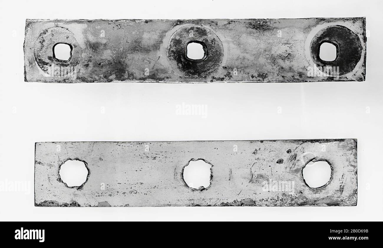 Immagine stretta in bronzo placcato argento con 3 fori. Nella parte posteriore ci sono 4 aste, in ogni angolo 1. Oltre a questo ex. Viene conservato un disco profilato (vedi e 1931 Foto Stock