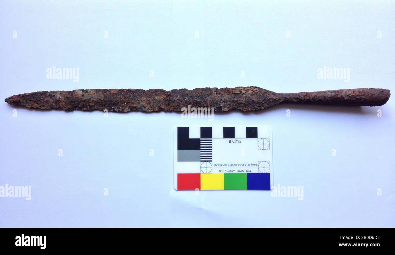Si tratta di una lancia in ferro da media a molto corrosa o di una punta a lancia. La lama ha una lunghezza di circa 23 cm, la restante parte dell'albero ha una lunghezza di 9 cm. Le foglie sono corrose sui lati, ma tenute intatte fino alla punta inclusa. Una parte del lato inferiore probabilmente non è in contatto con l'albero. Una parte dell'albero sembra essere stata lavorata aperta a V per facilitare il fissaggio di un bastone di legno di lancia o lancia (albero non completamente chiuso). Nella cavità dei resti di albero può essere osservato legno corroso. La punta della lancia o della lancia presenta una frattura al centro della lama. Non lo è Foto Stock