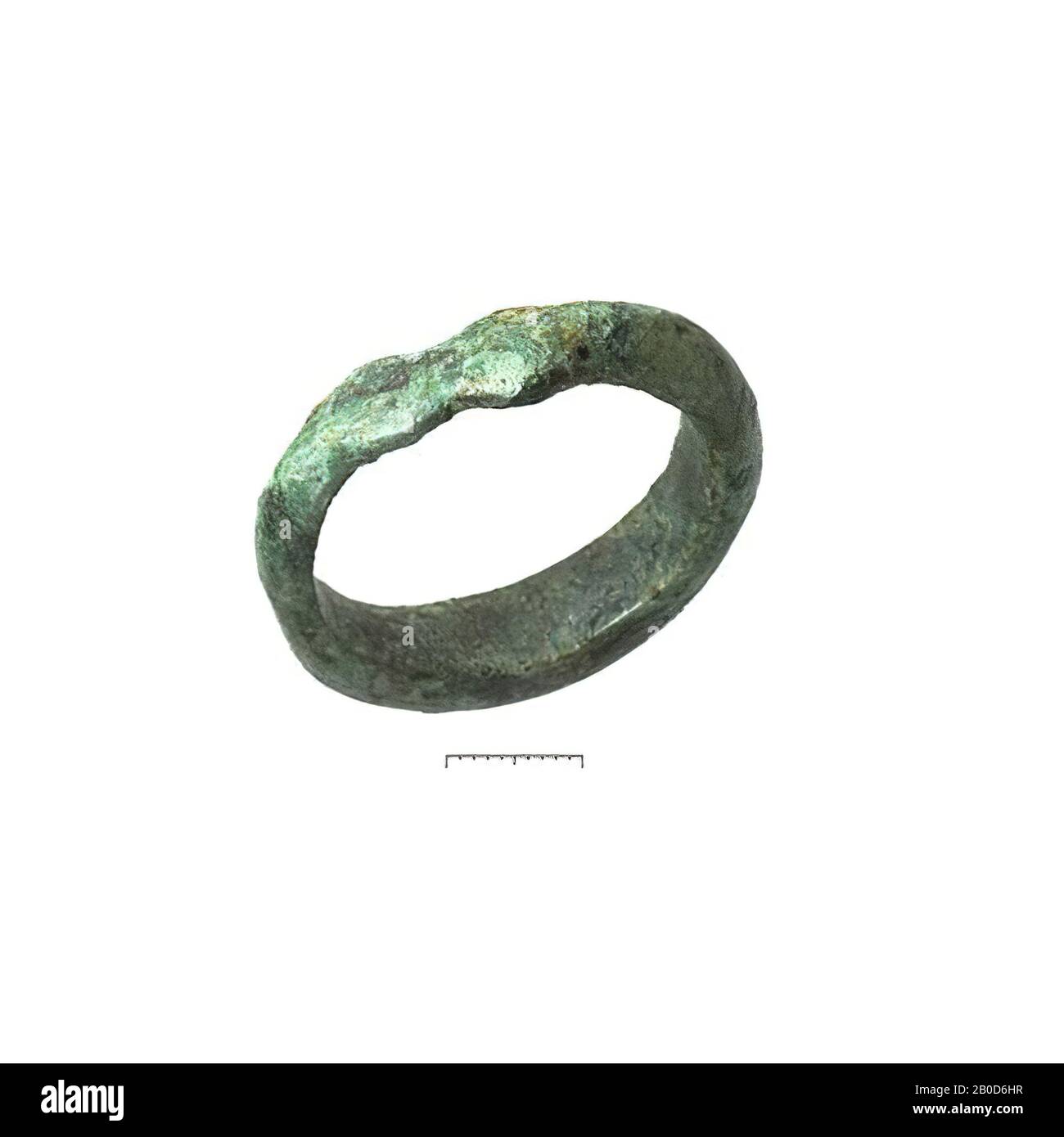 Ghiera di bronzo con sezione semicircolare su un'estremità e sezione piatta sull'altra. La sezione piatta ha due sporgenze arrotondate., ghiera, metallo, bronzo, diam: 39 mm, vmeb 550-700, Paesi Bassi, Brabante Nord, Bergeijk, Bergeijk, Fazantlaan Foto Stock
