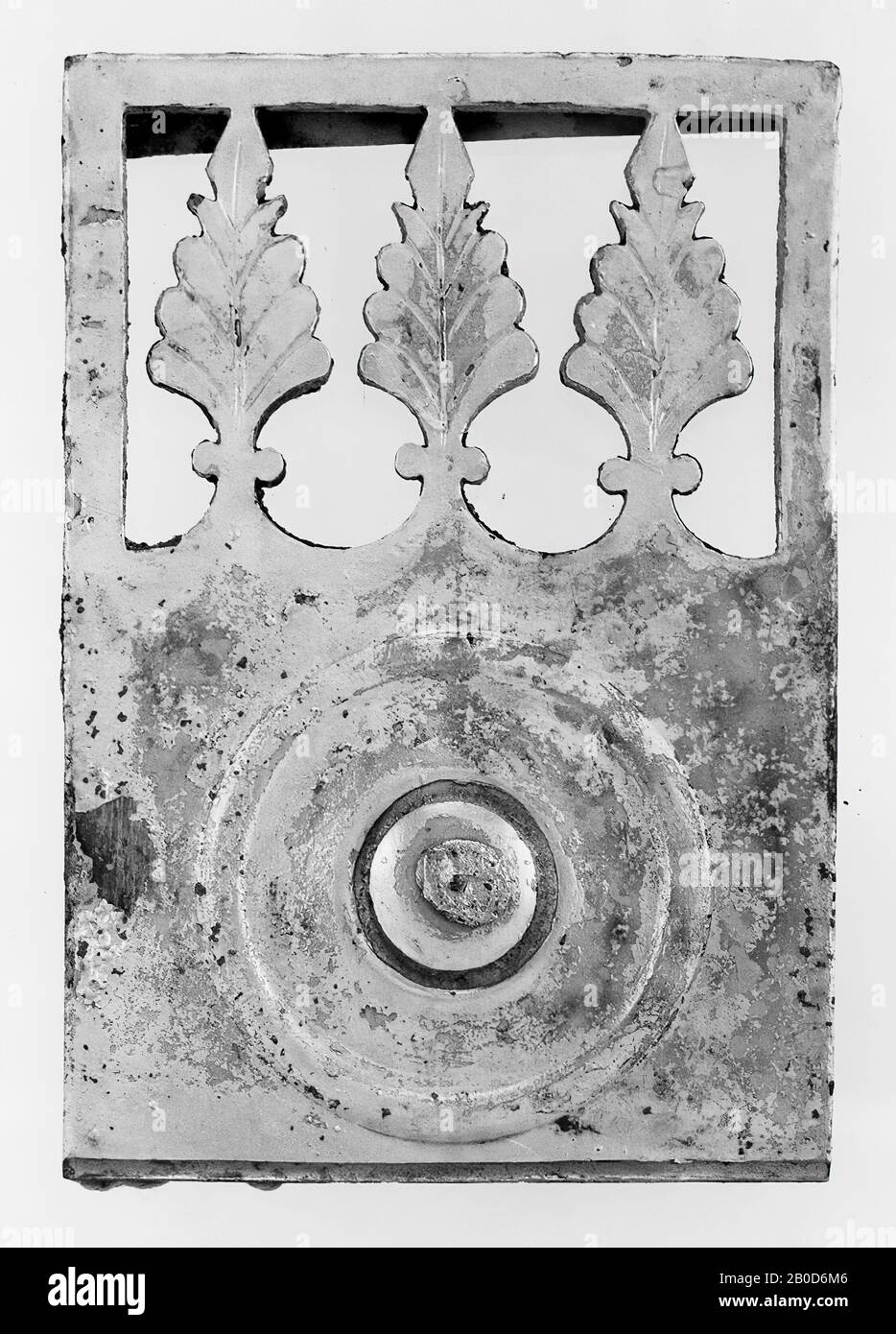 Piastra rettangolare in bronzo argentato. Superiormente è stata condotta una decorazione circolare (costituita da: Un campo centrale convesso con al centro un foro di spillo nel quale i resti di un perno, circondati da un'ampia scanalatura, seguita da un anello prima convesso che concavo, chiuso da un bordo convesso). Sotto questo è un motivo decorativo, come nel 1931 Foto Stock