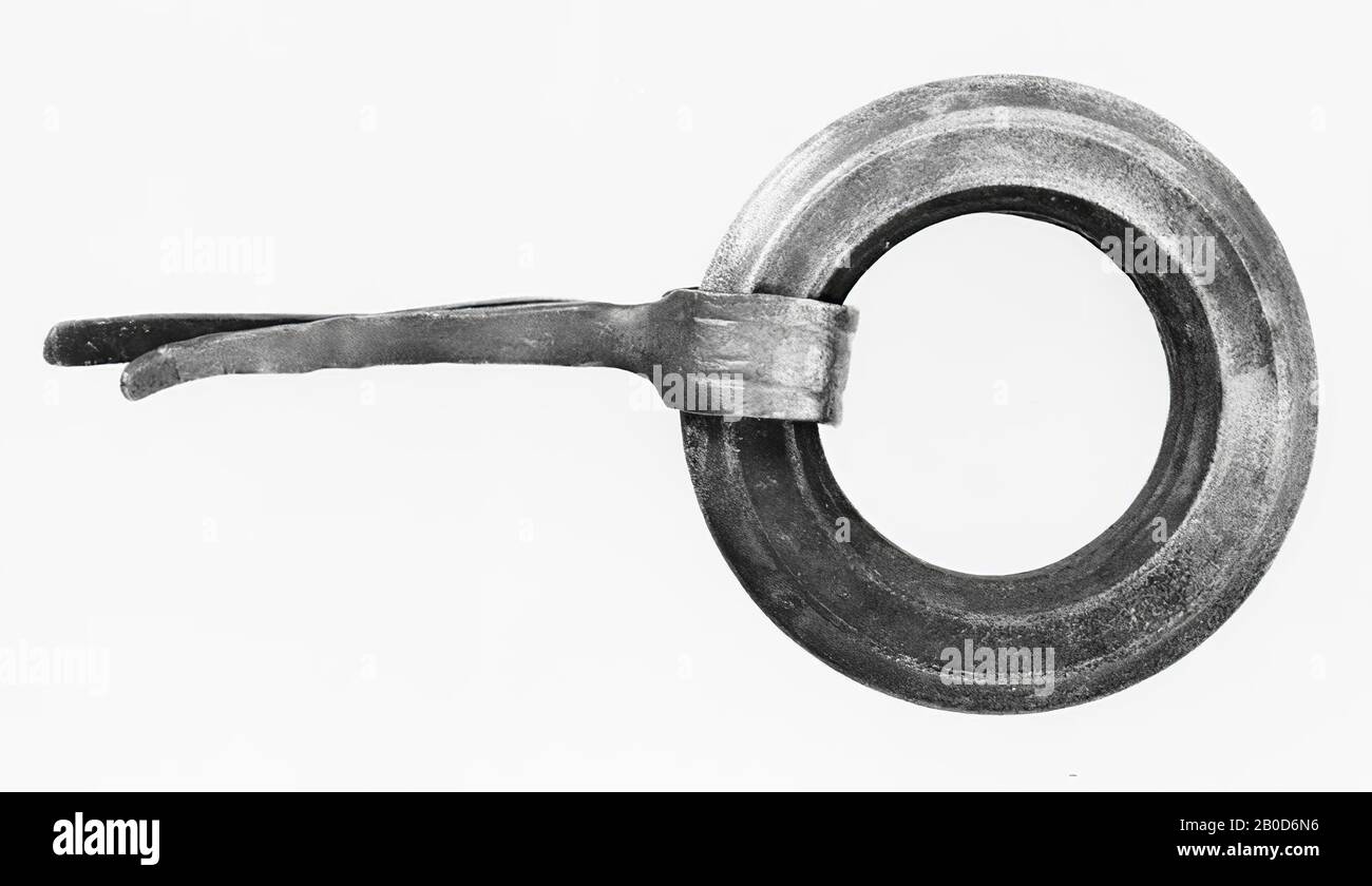 Anello in bronzo a coste pieno. Intorno si trova una stretta lastra di bronzo che continua ad entrambe le estremità come una striscia ristretta., Phalera (appendice), metallo, bronzo (argentato), 0 x 0 x 0 cm, romano 1-100, i Paesi Bassi, Gelderland, Renkum, Doorwerth , Reno Foto Stock