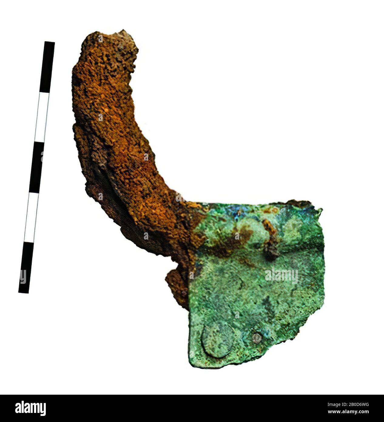 Tre frammenti di un foglio di ferro con un foglio di bronzo piegato intorno ad esso. Il foglio è stato fissato con almeno due rivetti, o che uno è conservato, anello, metallo, ferro, diam: 75 mm, vmeb 550-700, Paesi Bassi, Brabante Nord, Bergeijk, Bergeijk, Fazantlaan Foto Stock