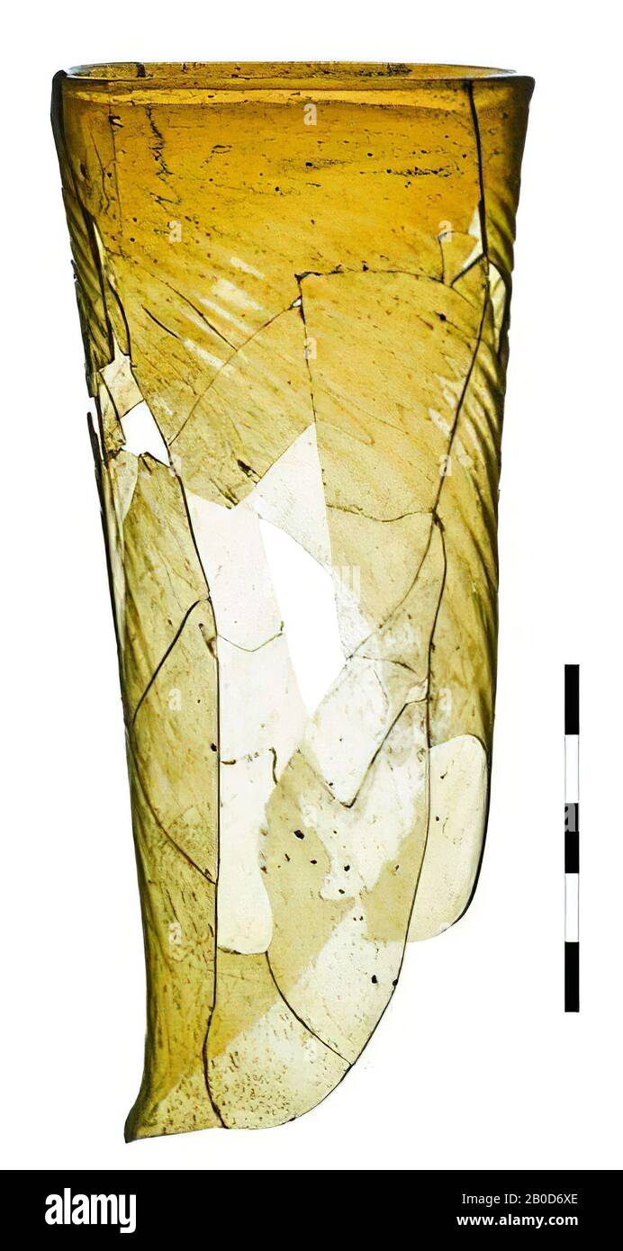 Parte superiore di un bicchiere a campana di vetro giallastro. Bordo ispessito e leggermente inpiegato. Quasi identico al bicchiere 64.D (dalla stessa tomba). Corpo quasi cilindrico, 15 mm al di sotto del bordo con nervature leggermente soffiate diagonalmente. Scarsa qualità con molte bollicine, coppa Antigoccia, vetro, vmeb 570-610, Paesi Bassi, Noord-Brabant, Bergeijk, Bergeijk, Fazantlaan Foto Stock
