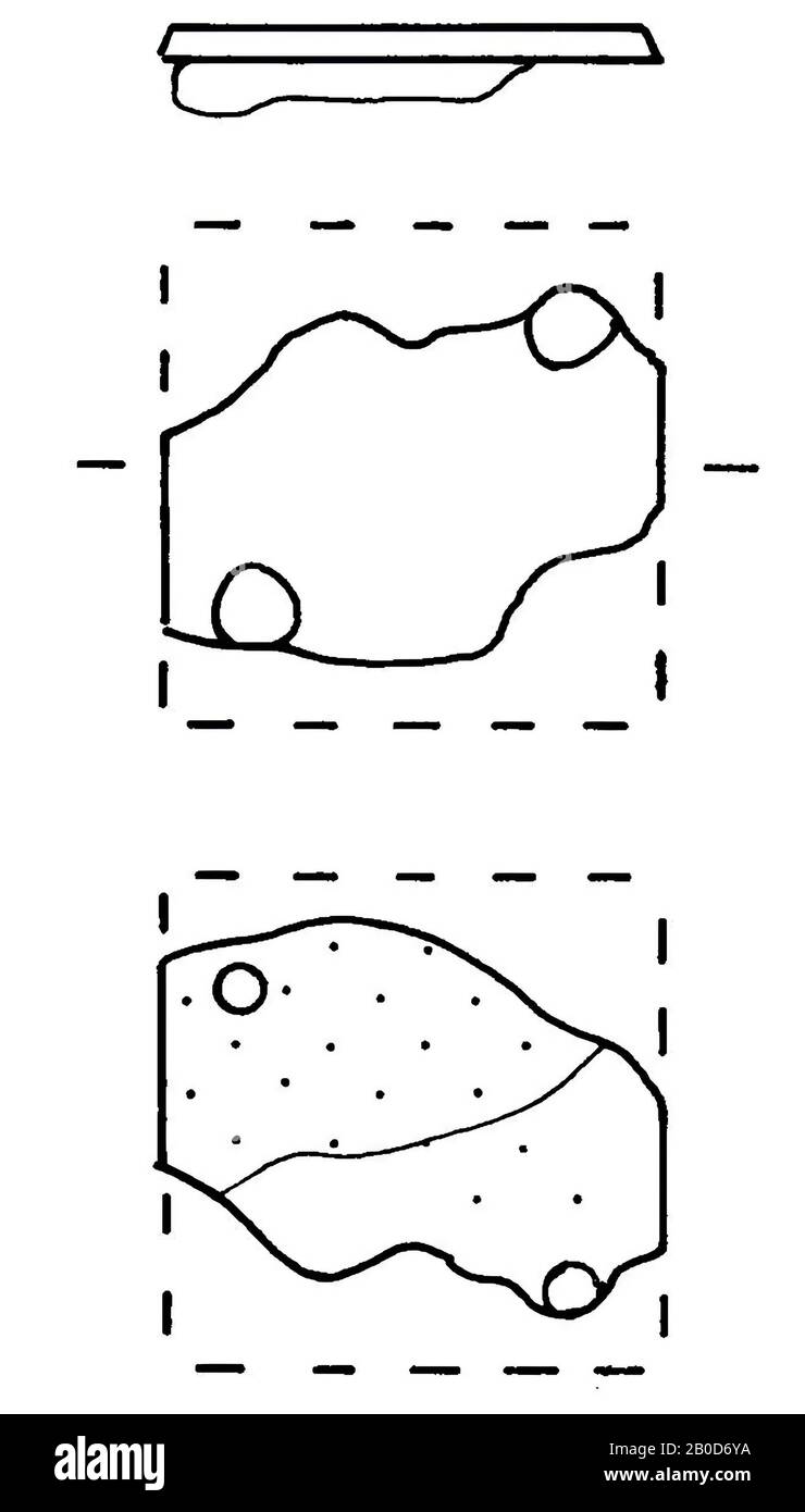 Frammento di una piastra rettangolare in bronzo con due rivetti su quattro rimanenti, rimane in pelle. Nessuna decorazione visibile., piastra della cintura, metallo, bronzo, larghezza: 26 mm, vmeb 600-700, Paesi Bassi, Brabante Nord, Bergeijk, Bergeijk, Fazantlaan Foto Stock