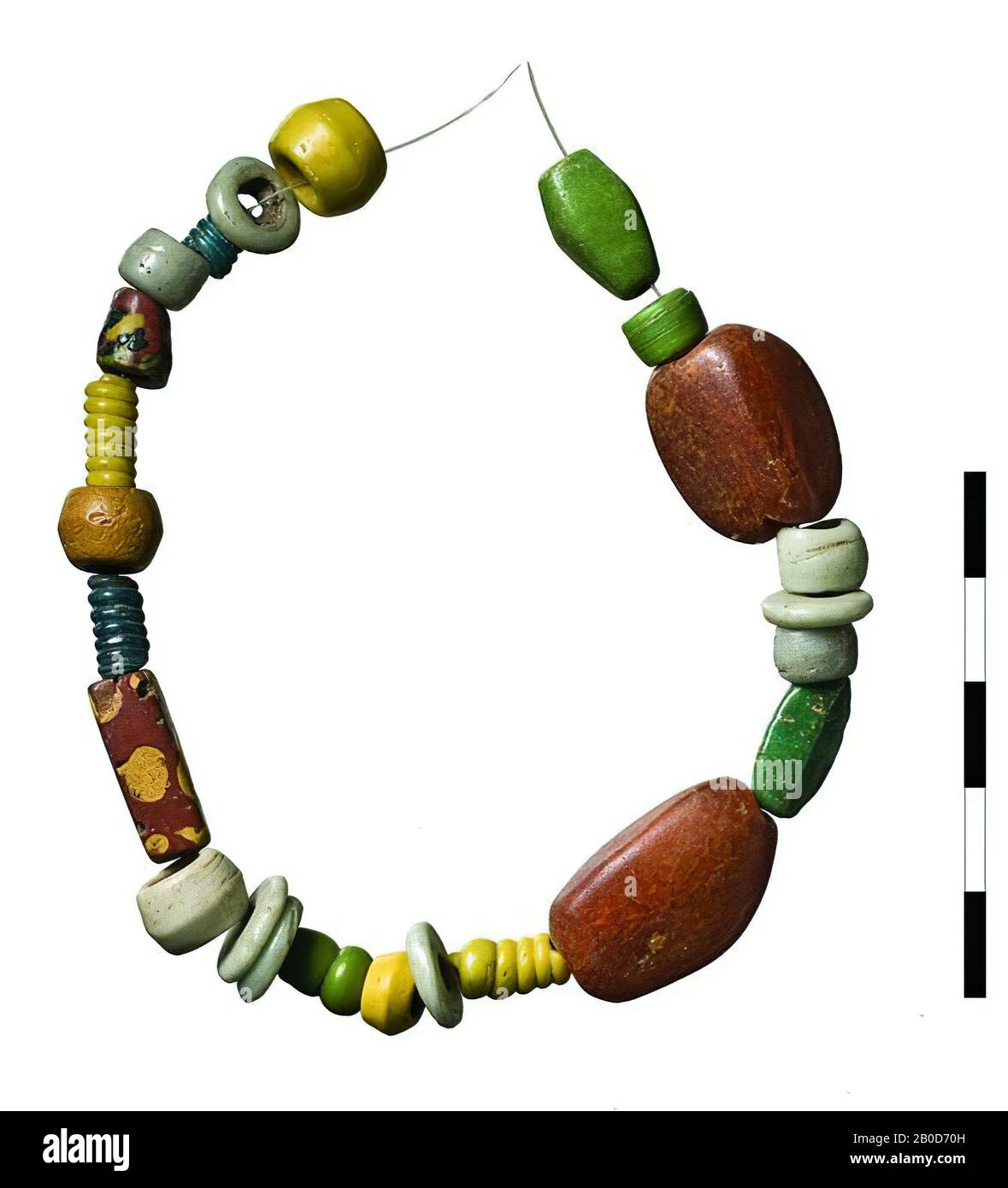 g1: cordone di vetro biconico giallo opaco, g2: cinque cordoni di vetro a forma di disco bianco opaco, g3: due cordoni cilindrici blu trasparenti costituiti da filo di vetro intrecciato, g4: 3 cordoni di vetro a forma di cilindro bianco opaco, g5: frammento di un biconico rosso opaco allungato? perline di vetro, decorate con macchie di colore verde opaco, bianco opaco, giallo opaco e blu trasparente, g6: due perline cilindriche di colore giallo opaco, costituite da filo di vetro intrecciato, g7: perline di vetro biconico arancione opaco, g8: perline di vetro cilindrico di colore rosso opaco a quattro lati, decorate con punti di colore giallo opaco, g9: vetro biconico bianco opaco Foto Stock