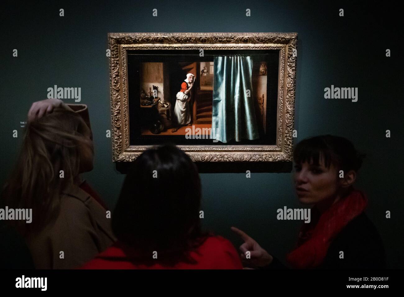 L'Eavesdropper di Nicolaes Maes è visto dai visitatori della galleria in una rassegna stampa per la nuova mostra Nicolaes Maes: Dutch Master of the Golden Age, alla National Gallery di Londra. Foto Stock