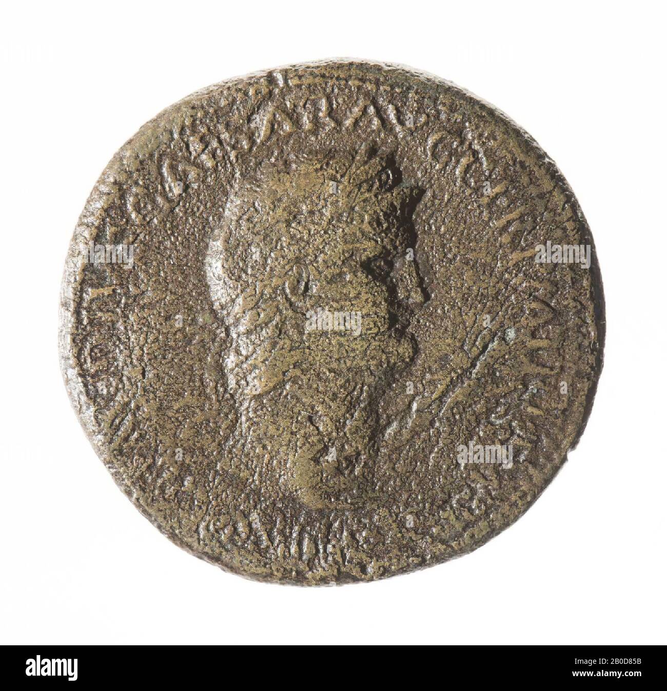 Obverse: Nero, riletto, destro, indossato, resti di iscrizione. Retromarcia: Nero e cavaliere a cavallo, a destra, in abbigliamento militare. Nero con lancia a cavallo e cavaliere con Vexilum sulla spalla. Sotto iscrizione: DECVRSIO. A sinistra e a destra dei cavalli: SC., Coin, sesterzio di Nero, metallo, bronzo, diam: 3,5 cm, peso 25,92 grammi, 54-68 DC, sconosciuto Foto Stock