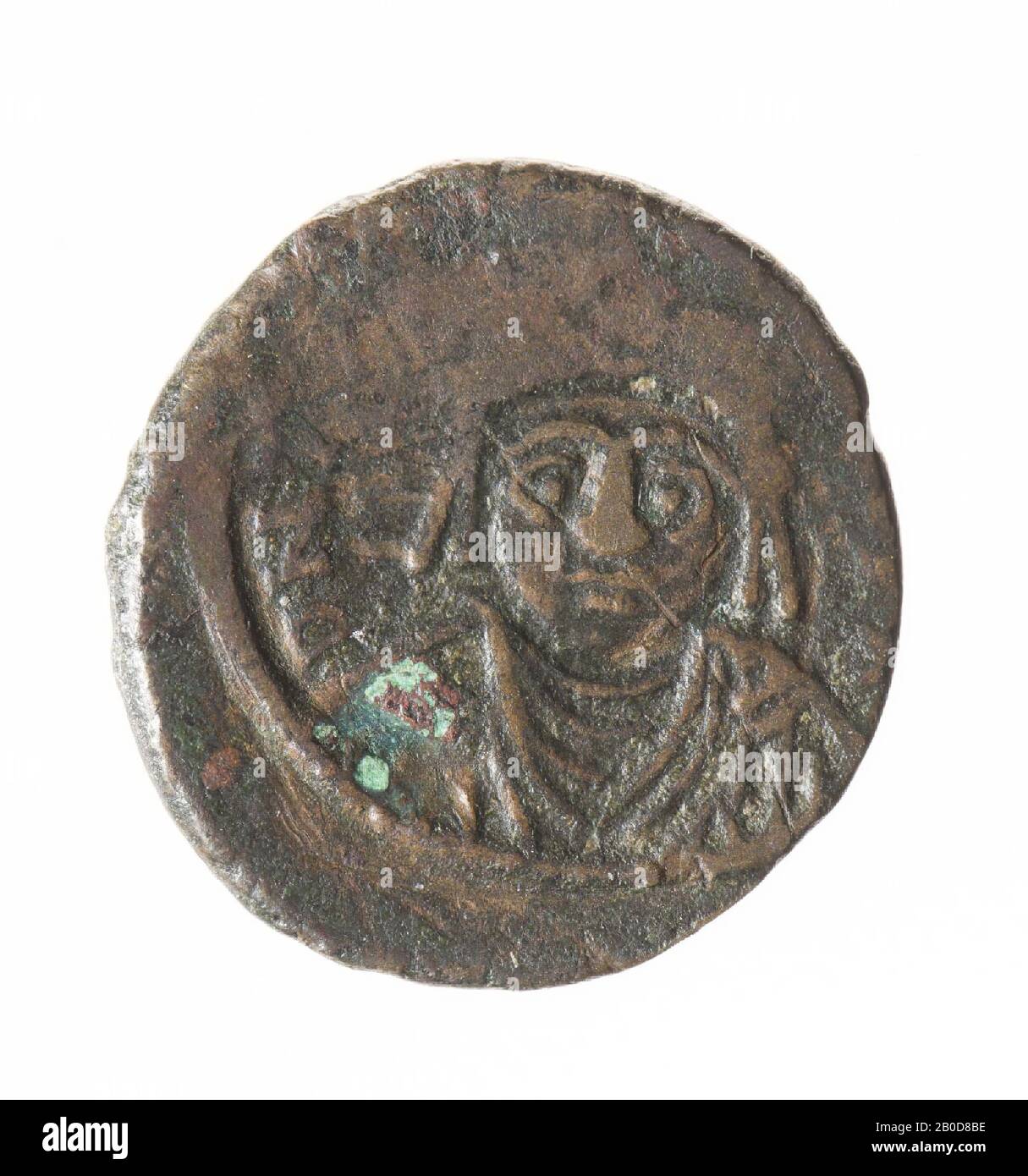 Obverse: Mauricius, frontale, vestito con copricapo e mantello. Usura, resti di iscrizione. Reverse: Piccolo alloro corona con sinistra N, destra M, sopra la croce e sotto X. Spiedato, menta, Decanumium di Mauricius, bizantino, metallo, bronzo, diam: 1,9 cm, wt. 3,74 grammi, 582-602 d.C., sconosciuto Foto Stock