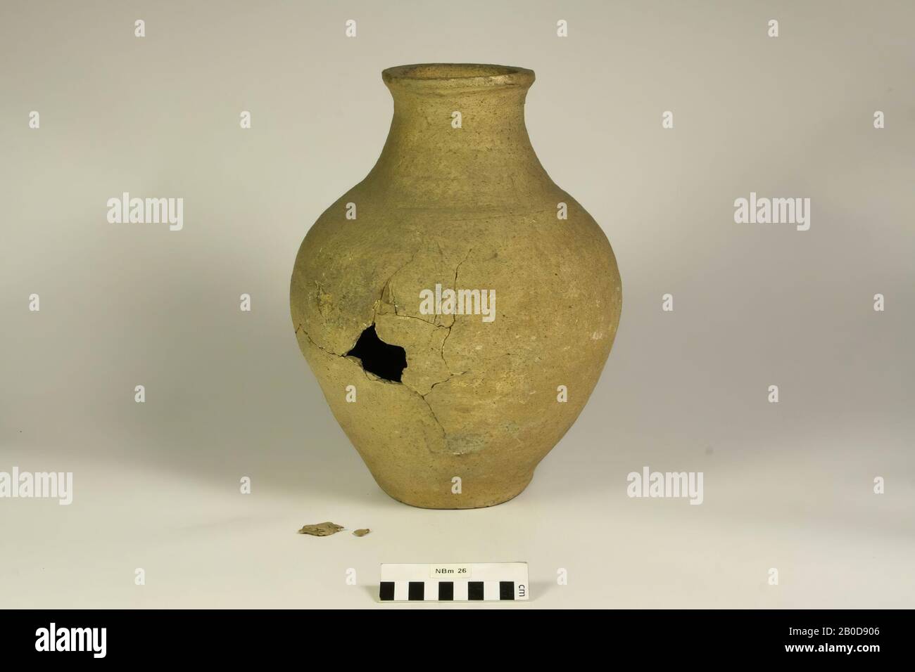 Vaso con orecchio mancante, buco nel ventre, molte crepe nel ventre, alcuni frammenti dal bordo, con 2 frammenti in una borsa., Brocca, ceramica, h: 34 cm, diam: 26,5 cm , romano Foto Stock