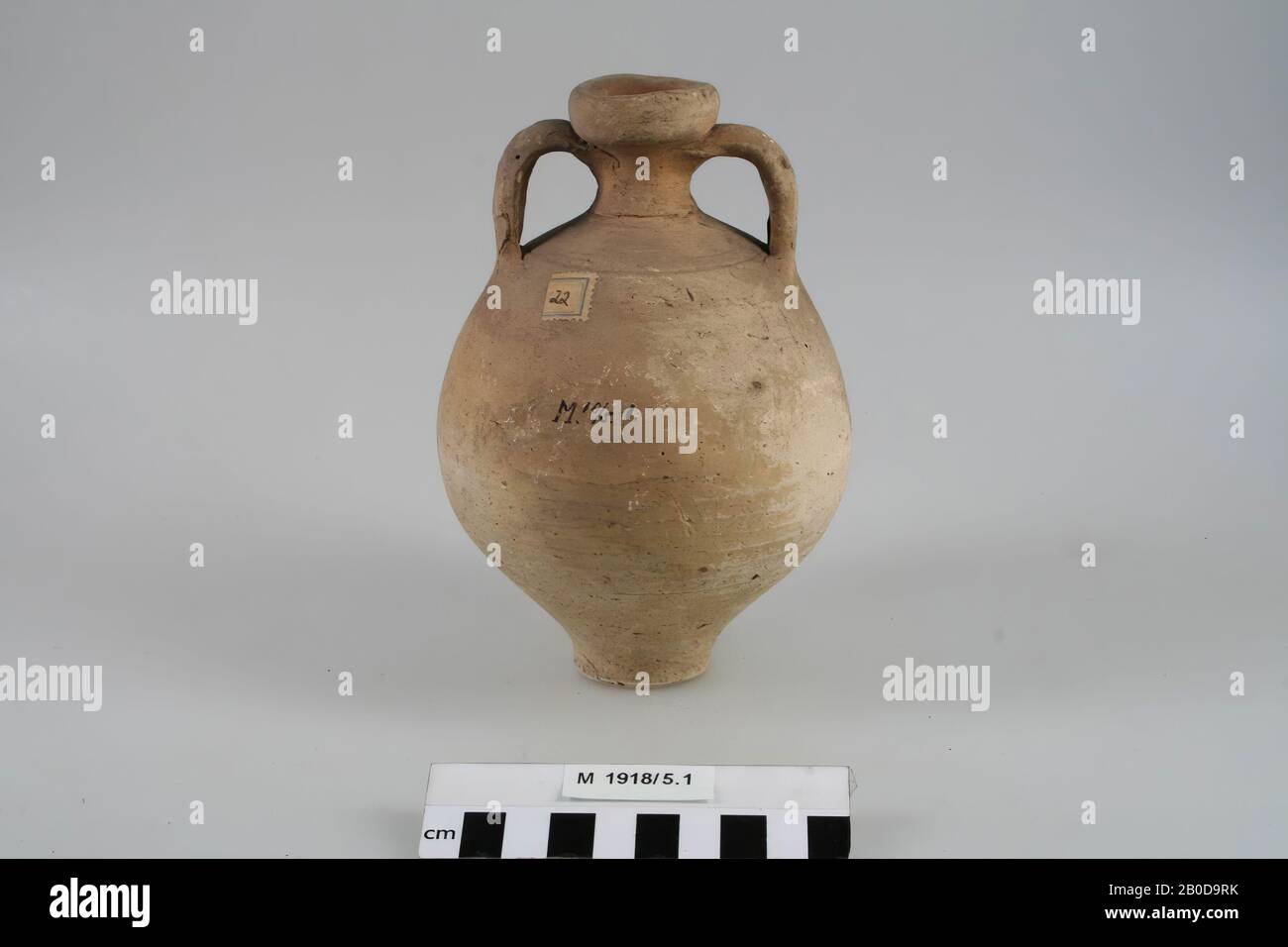 Vaso con 2 orecchie su piede stretto. Pezzetto di base, Brocca, terracotta, h: 16,5 cm, diam: 11 cm, Germania Foto Stock