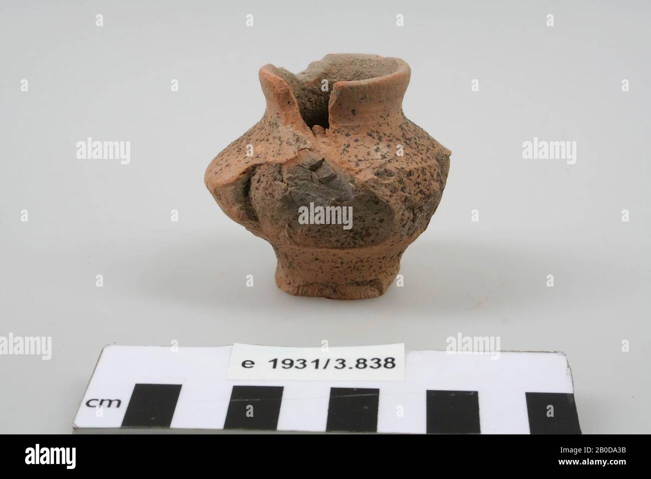 Piccola pentola di vino rosso belga. Danni alla superficie, 2 spazi al collo, ceramica, ceramica, h: 6 cm, diam: 6,9 cm, romano, olandese, Gelderland, Berg en dal, Ubbergen Foto Stock