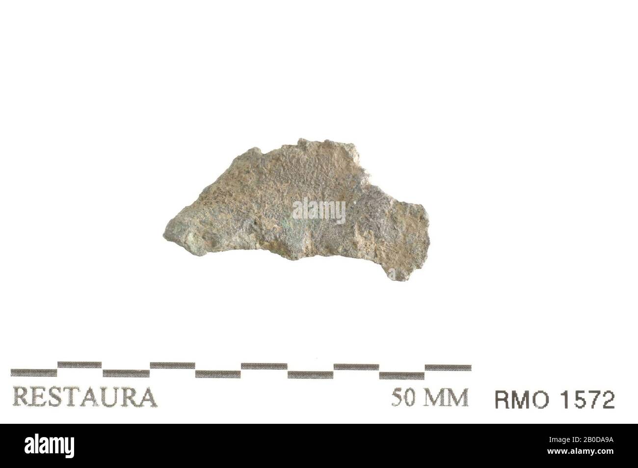 Frammento di piastra, fuso, frammento di piastra, fuso, lega di rame, 2,3 x 1,3 cm, x, Olanda, Utrecht, Wijk bij Duurstede, Wijk bij Duurstede, Dorestad Foto Stock