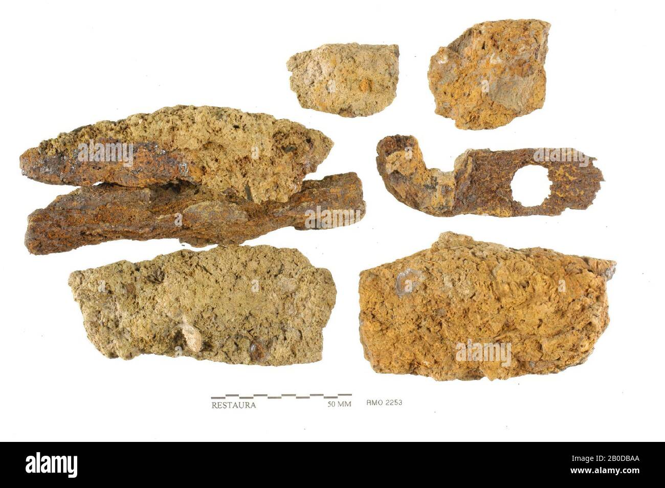 Paesi Bassi Medioevo, striscia con foro rotondo e gancio, frammenti di striscia, shrapnel WW II ?, ferro, 8.2 x 2.4, 12.5 x 4.9, 9.5 x 4.3 cm, x, Paesi Bassi, Utrecht, Wijk bij Duurstede, Wijk bij Duurstede, Dorestad Foto Stock