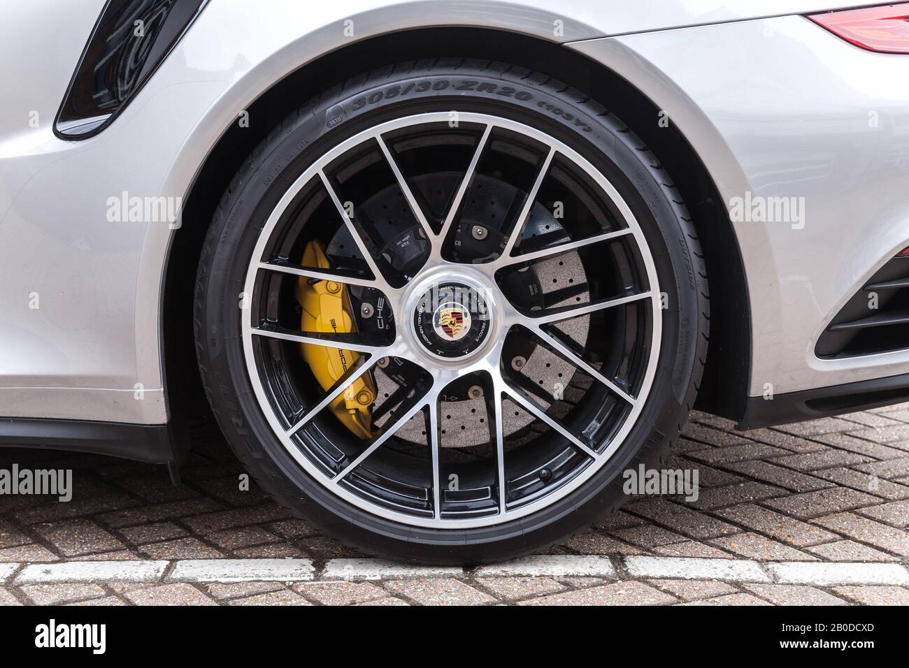 San Pietroburgo, Russia - 24 aprile 2019: Frammento Porsche argento metallico, ruota posteriore su pneumatico Pirelli, foto di primo piano Foto Stock