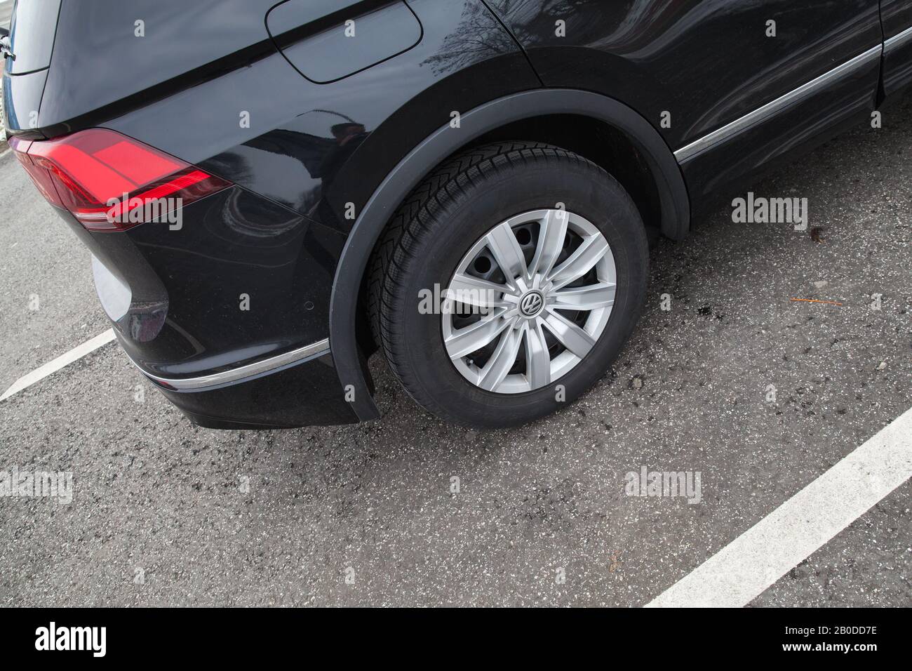 Amburgo, Germania - 10 febbraio 2017: Volkswagen Tiguan car Fragment, ruota posteriore su pneumatico Pirelli Foto Stock
