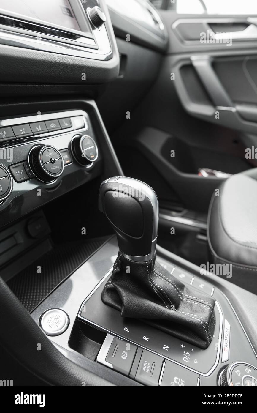 Amburgo, Germania - 10 febbraio 2017: Frammento interno Volkswagen Tiguan car, leva del cambio, foto verticale Foto Stock